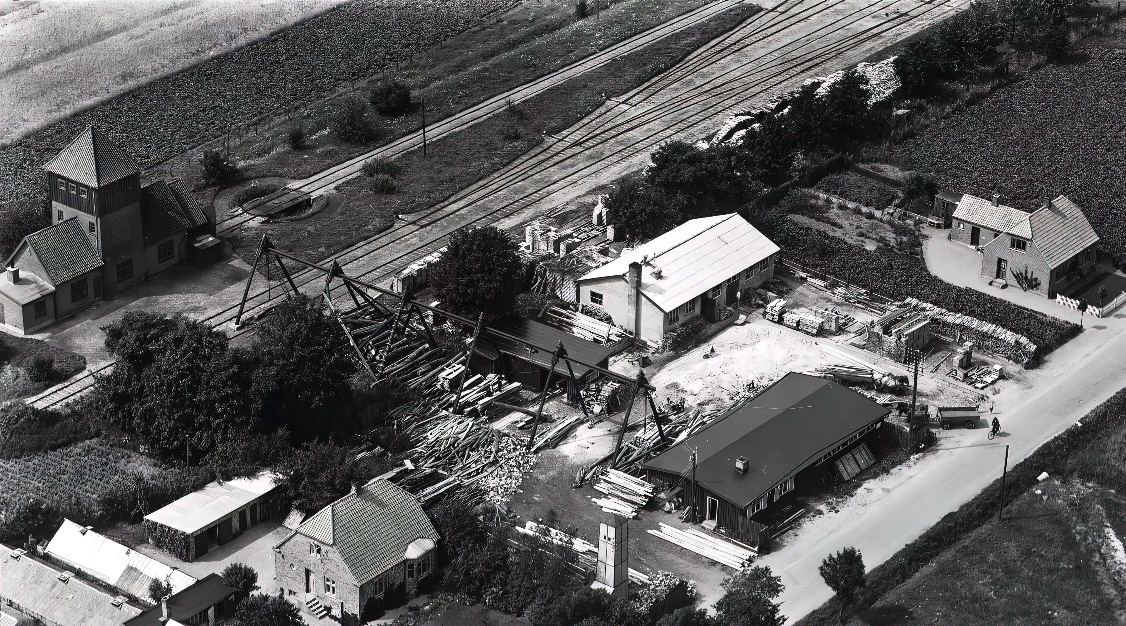 Billede af Mern Stations remise med vandtårn og overnatning. Billede af Mern Stations remise med vandtårn og overnatning.