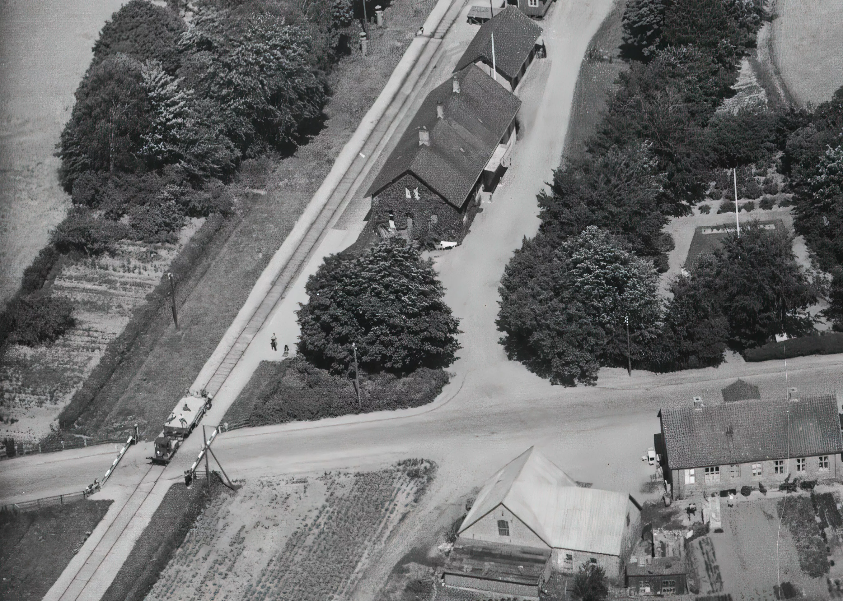 Billede af Sønder Bjerge Station - bemærk arbejdskøretøjet ved jernbaneoverskæringen.