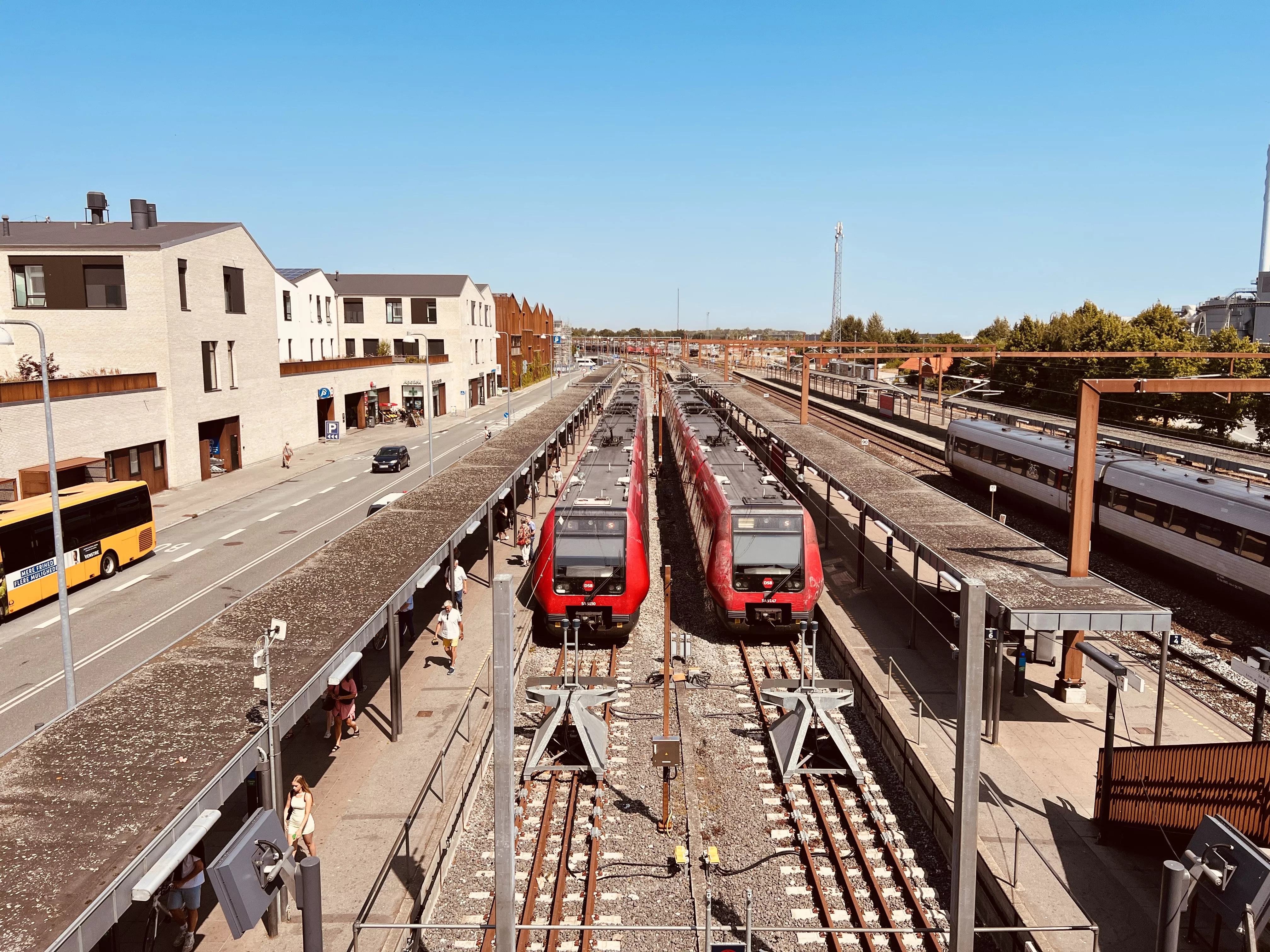 Billede af tog ud for Køge Station.