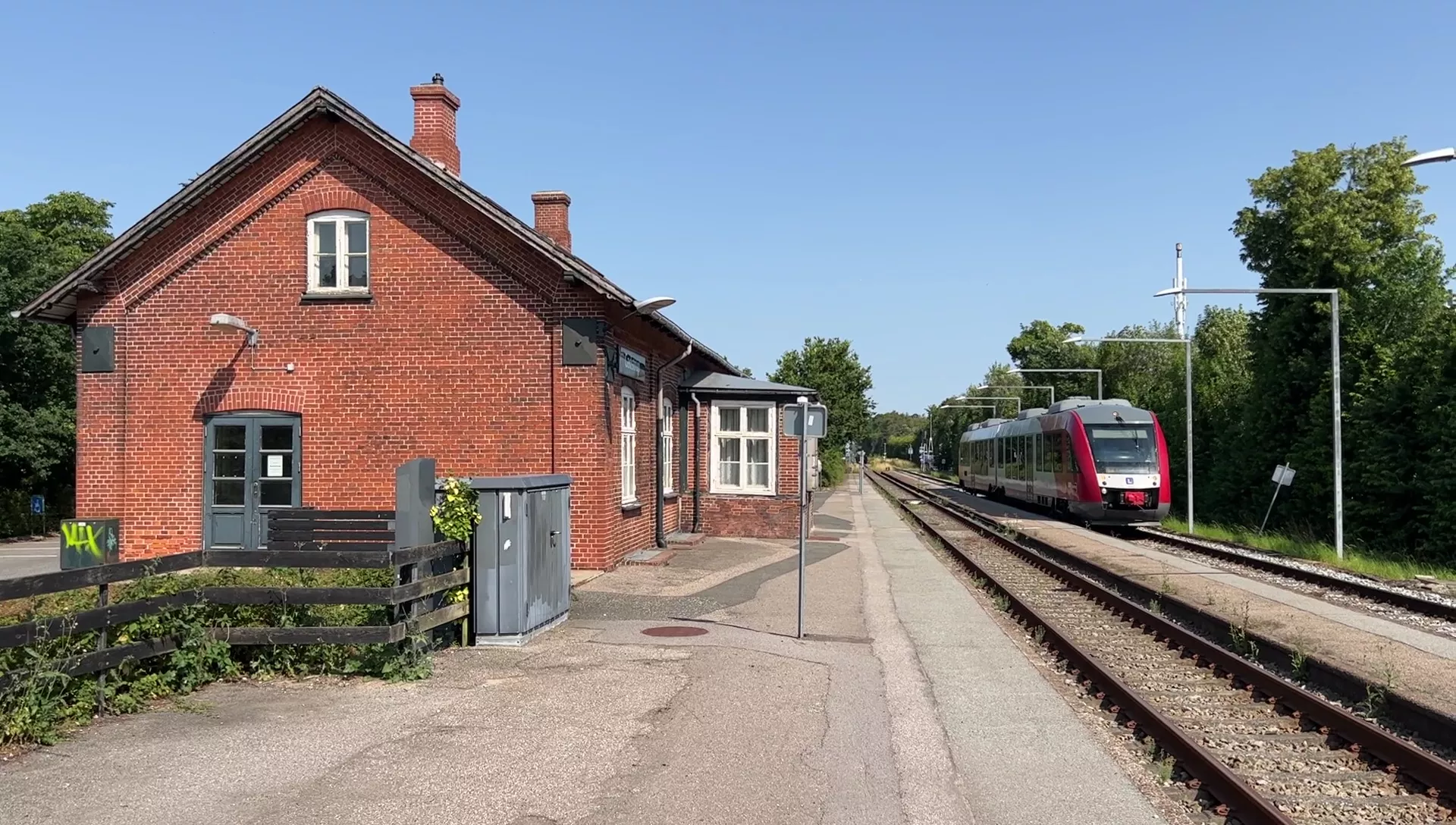 Billede af tog ud for Gadstrup Station. Billede af tog ud for Gadstrup Station.