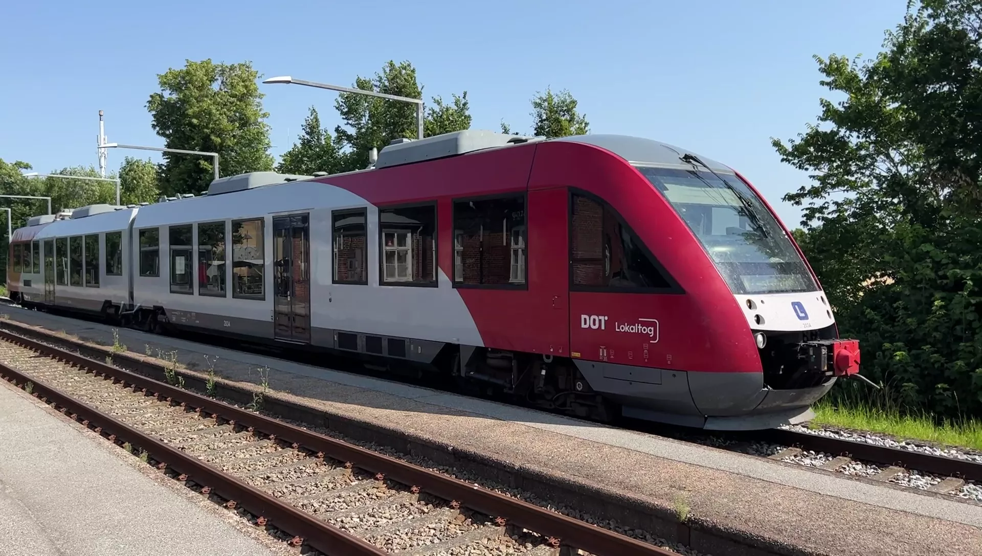 Billede af LT 2024-2124, tidligere VL 2024-2124 fotograferet ud for Gadstrup Station. Billede af LT 2024-2124, tidligere VL 2024-2124 fotograferet ud for Gadstrup Station.