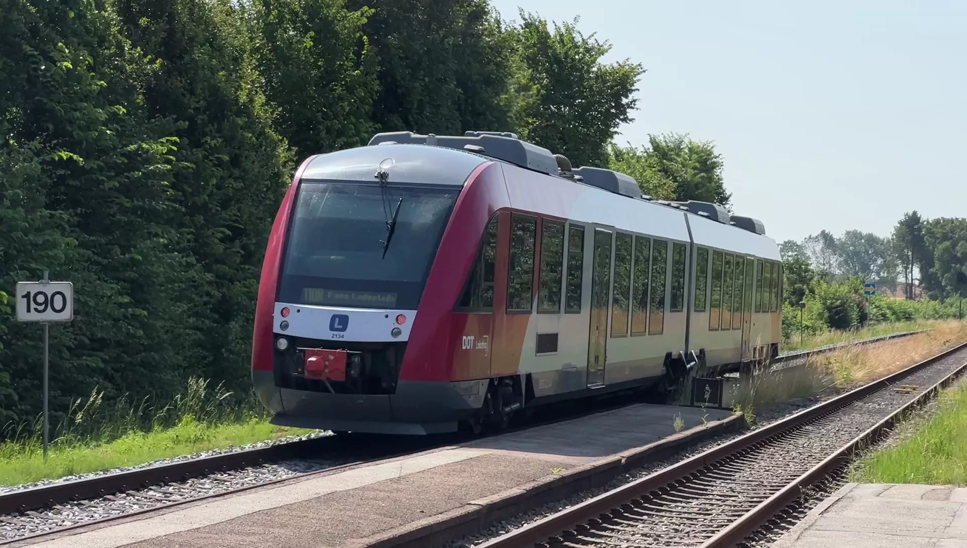 Billede af LT 2024-2124, tidligere VL 2024-2124 fotograferet ud for Gadstrup Station. Billede af LT 2024-2124, tidligere VL 2024-2124 fotograferet ud for Gadstrup Station.