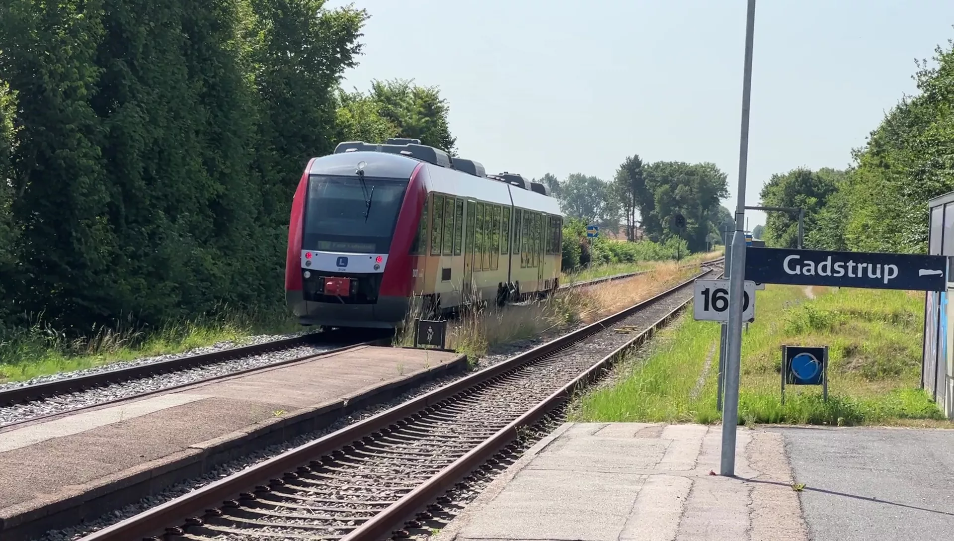 Billede af LT 2024-2124, tidligere VL 2024-2124 fotograferet ud for Gadstrup Station. Billede af LT 2024-2124, tidligere VL 2024-2124 fotograferet ud for Gadstrup Station.