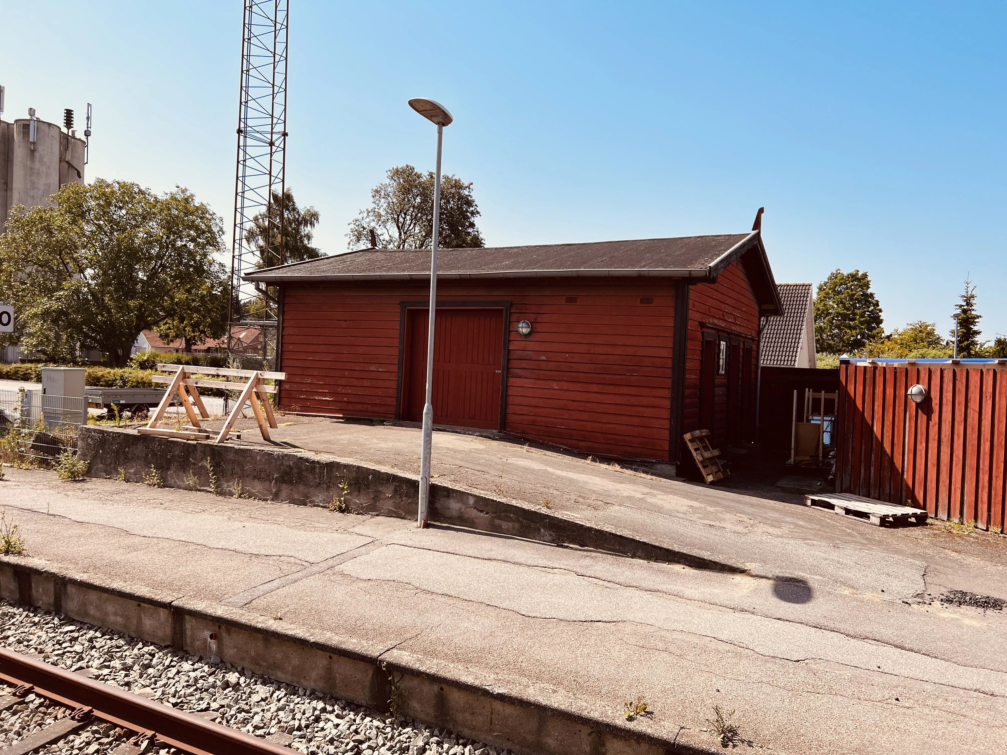 Billede af Lille Skensved Stations varehus med retirade.