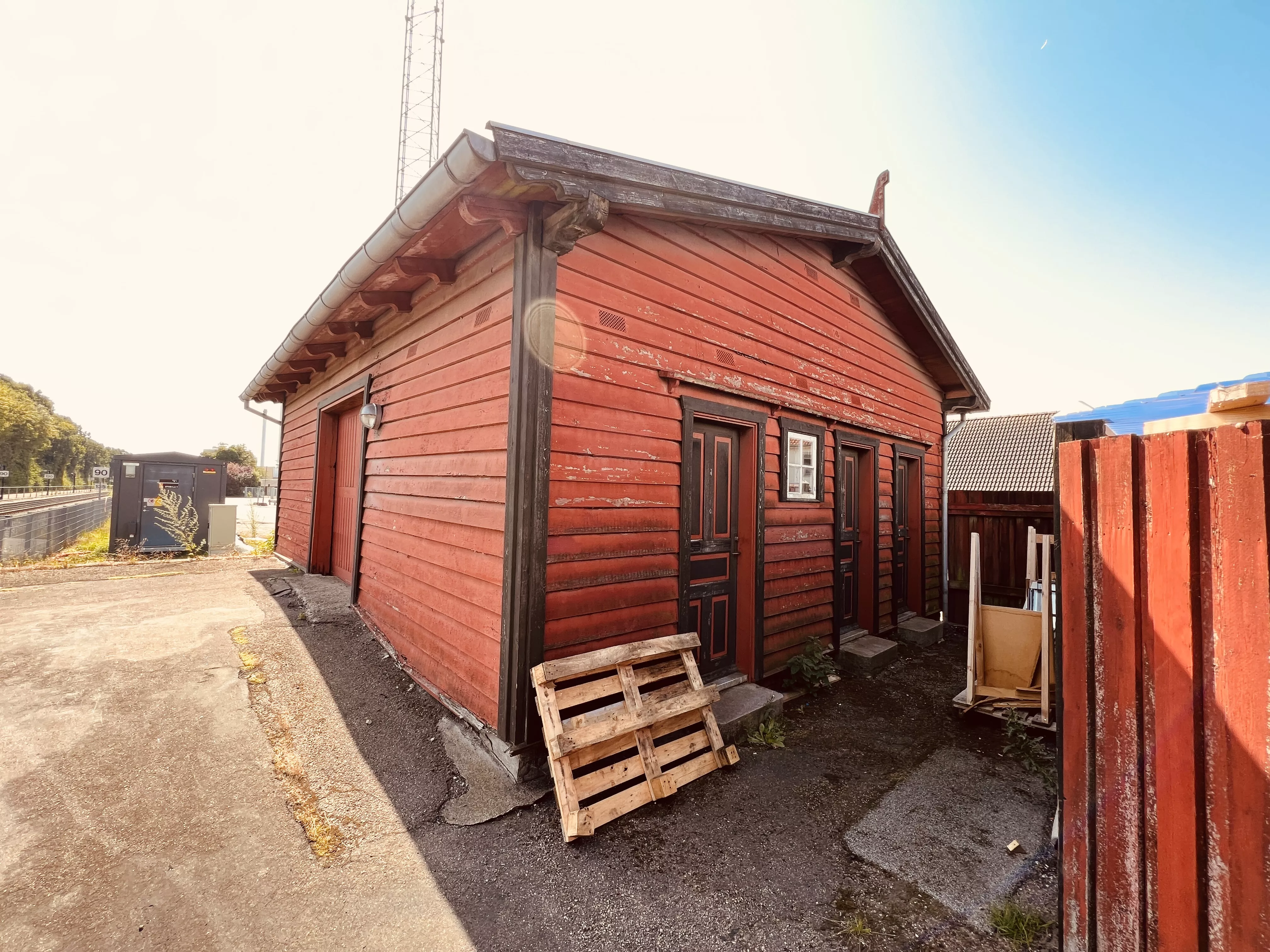Billede af Lille Skensved Stations varehus med retirade. Billede af Lille Skensved Stations varehus med retirade.