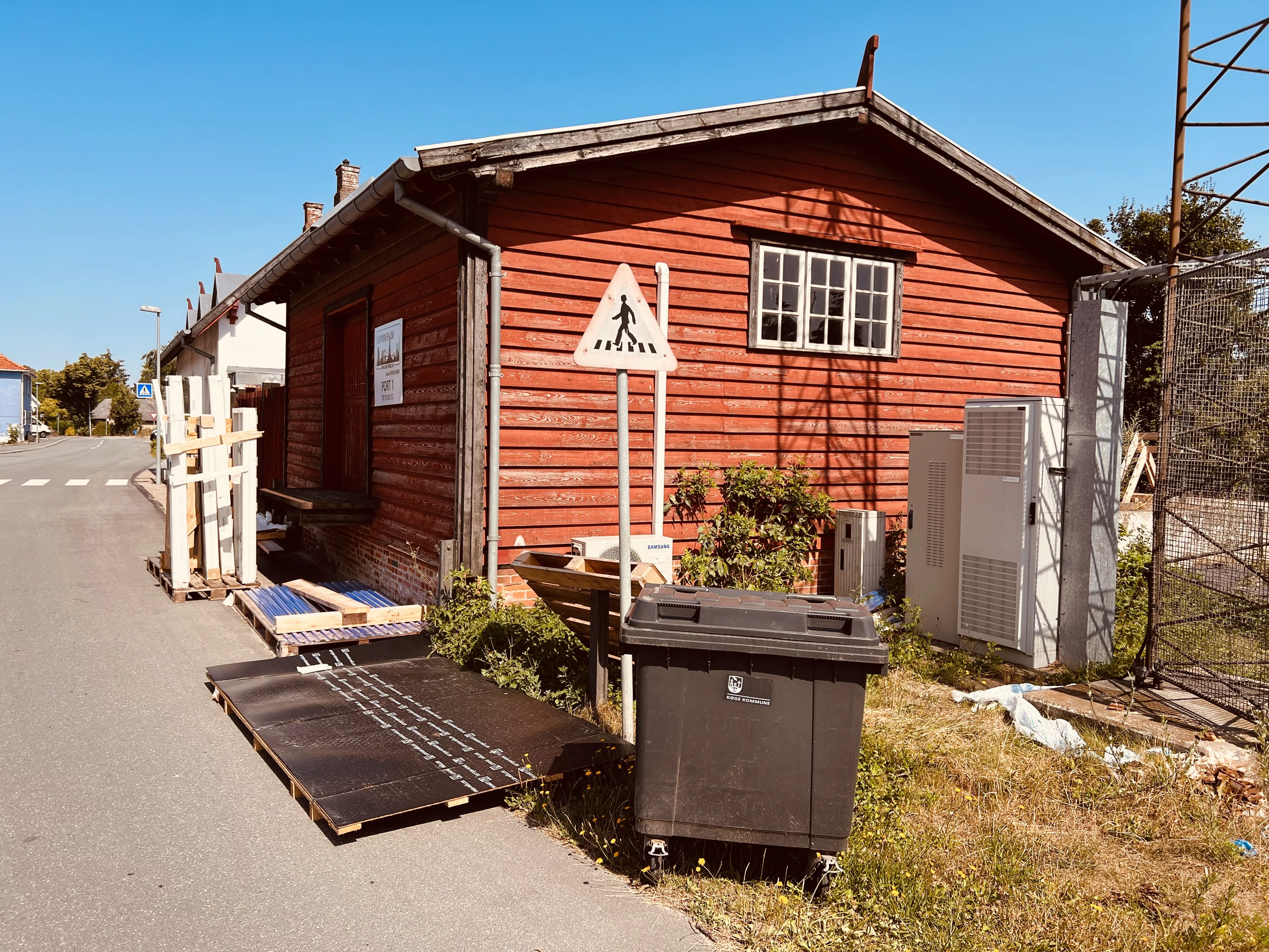 Billede af Lille Skensved Stations varehus med retirade. Billede af Lille Skensved Stations varehus med retirade.