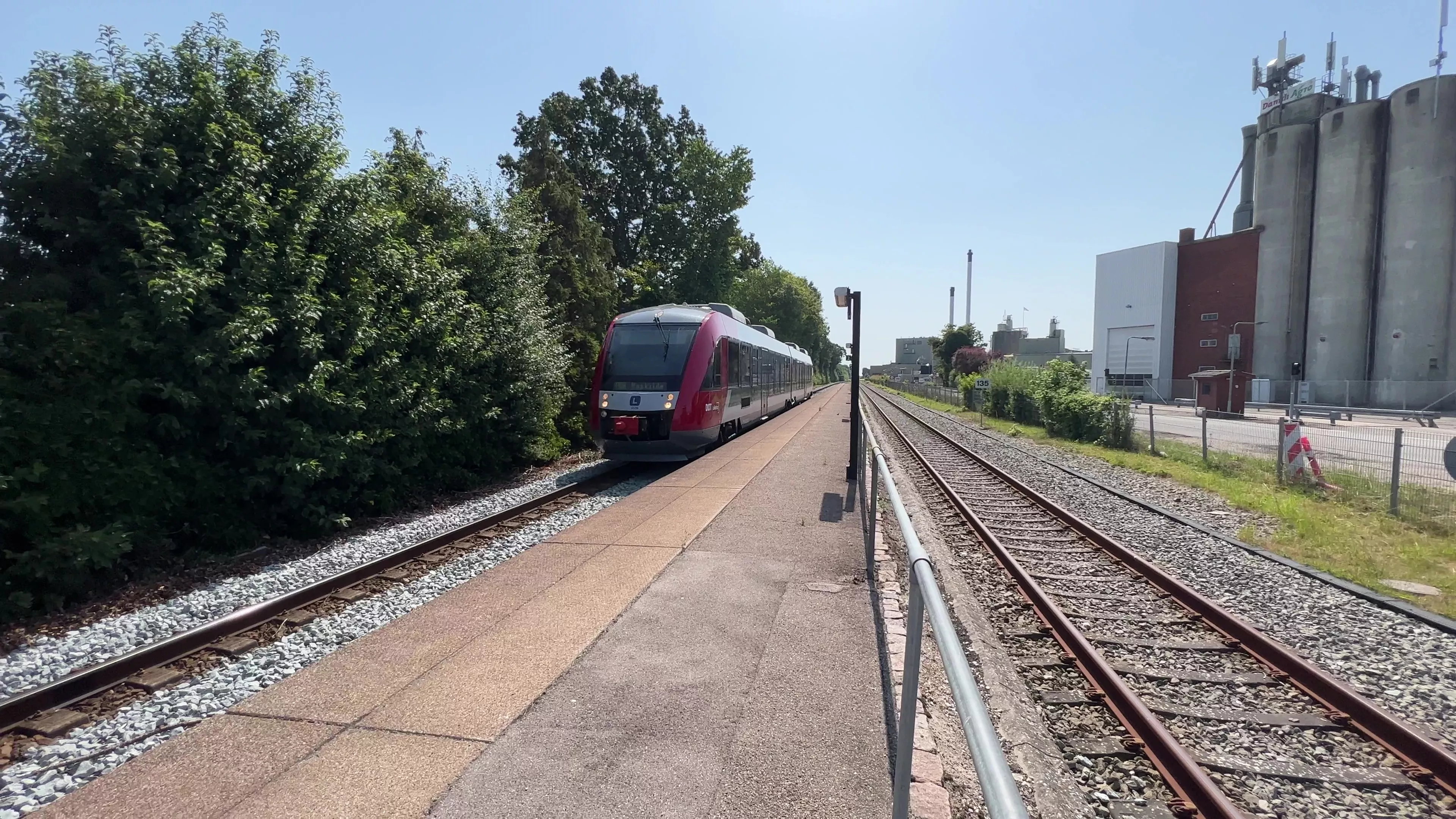 Billede af tog ud for Lille Skensved Station. Billede af tog ud for Lille Skensved Station.
