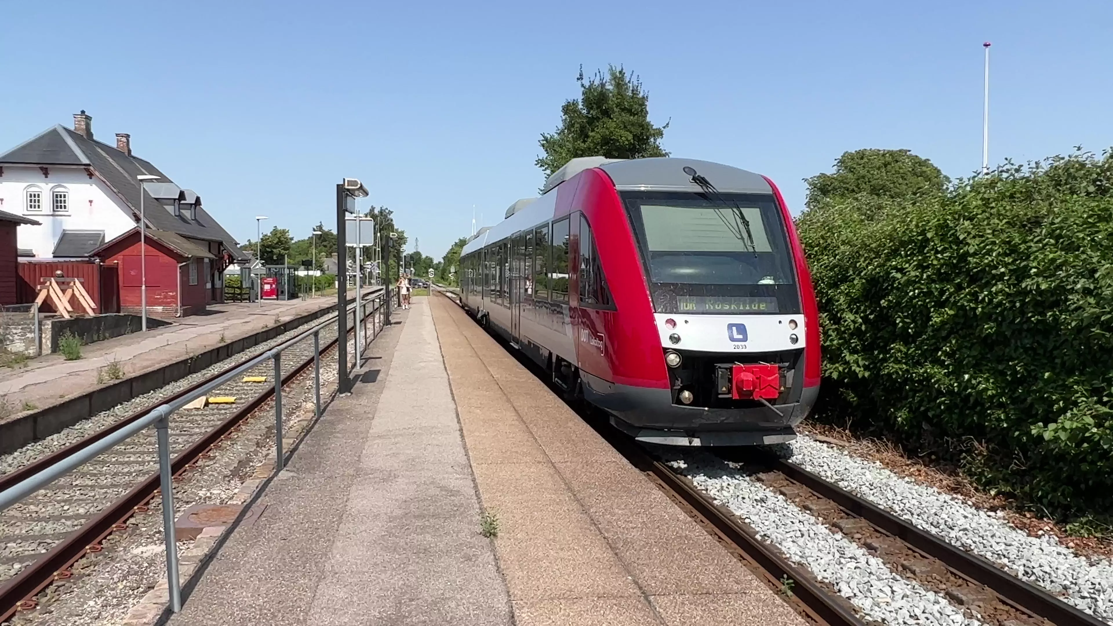 Billede af tog ud for Lille Skensved Station. Billede af tog ud for Lille Skensved Station.