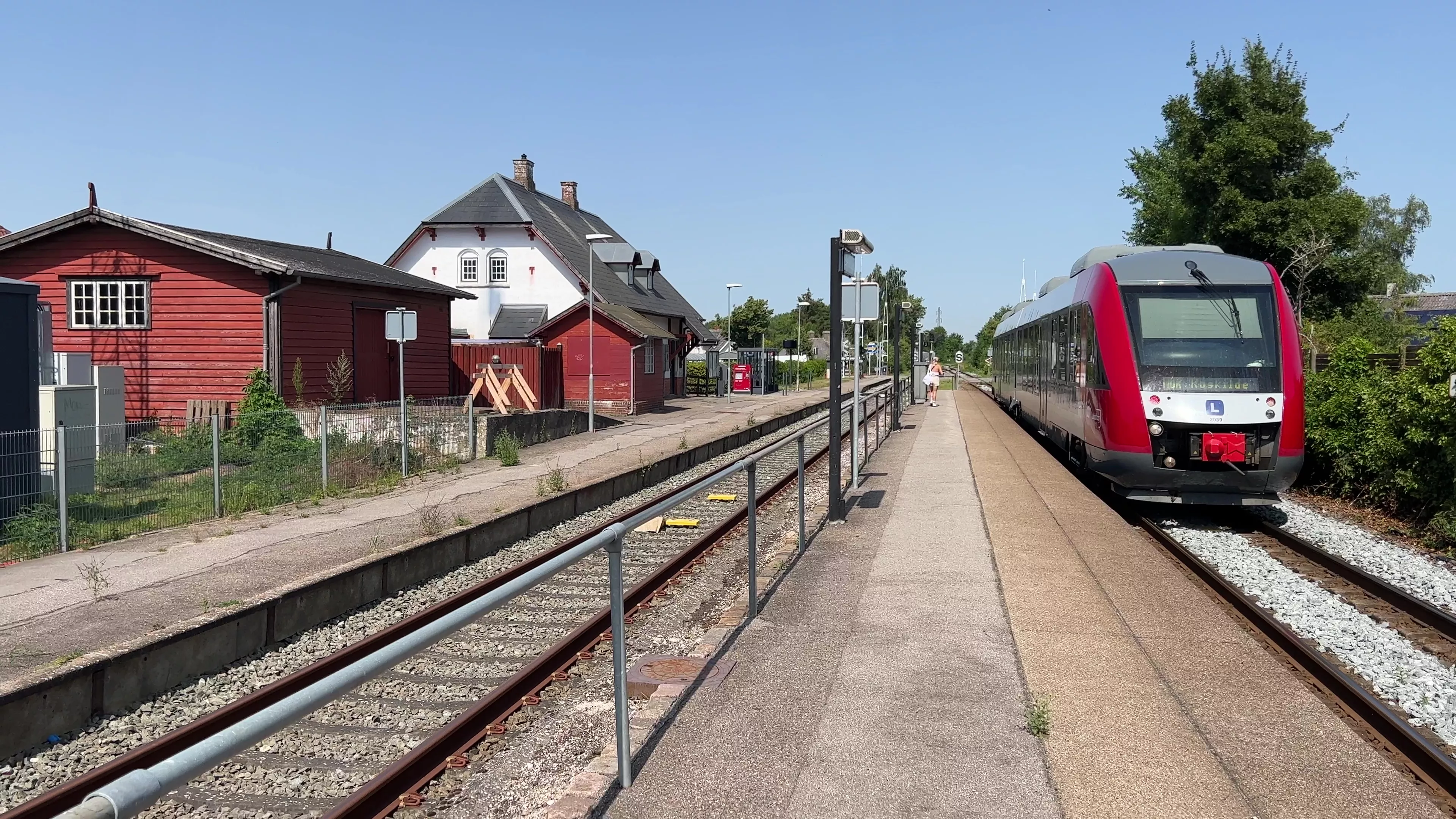Billede af tog ud for Lille Skensved Station. Billede af tog ud for Lille Skensved Station.