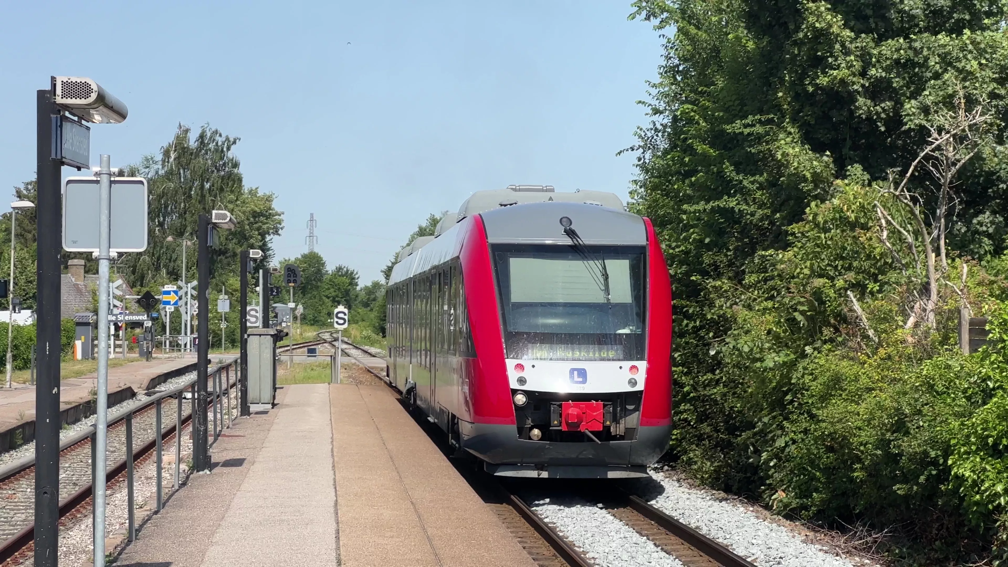 Billede af tog ud for Lille Skensved Station. Billede af tog ud for Lille Skensved Station.