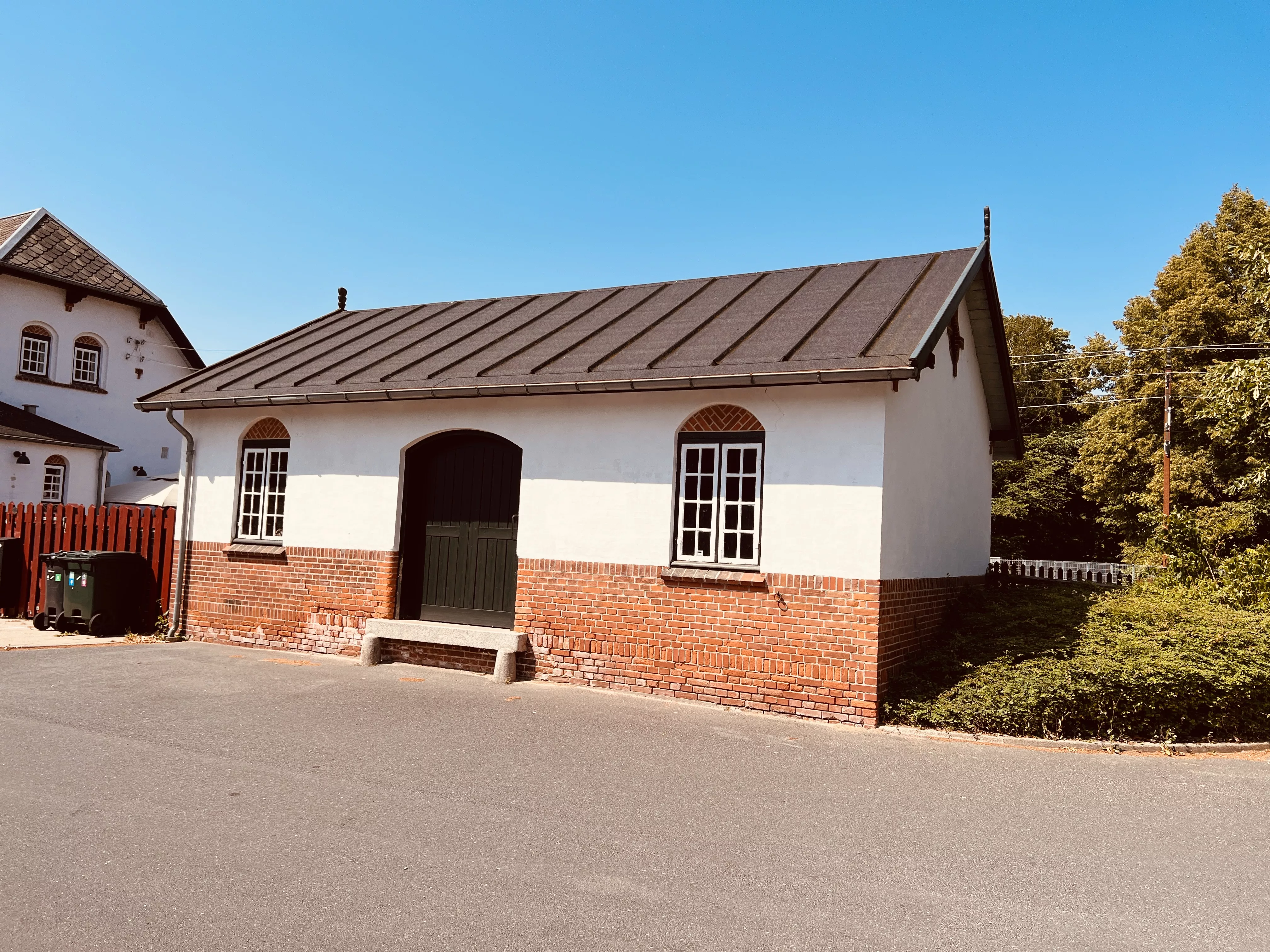 Billede af Herfølge Stations varehus.