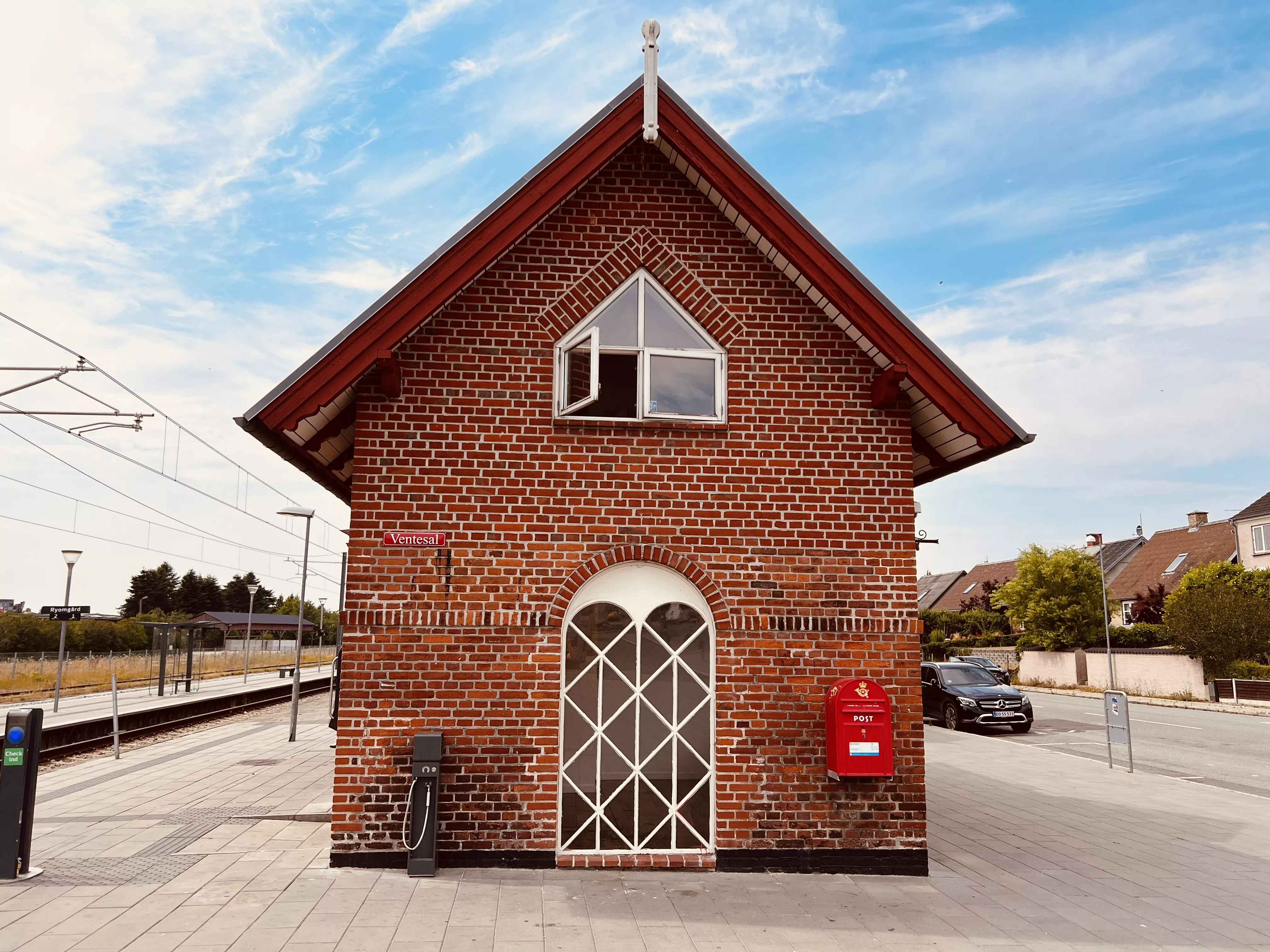 Billede af ventesalen ved Ryomgård Letbanestation.