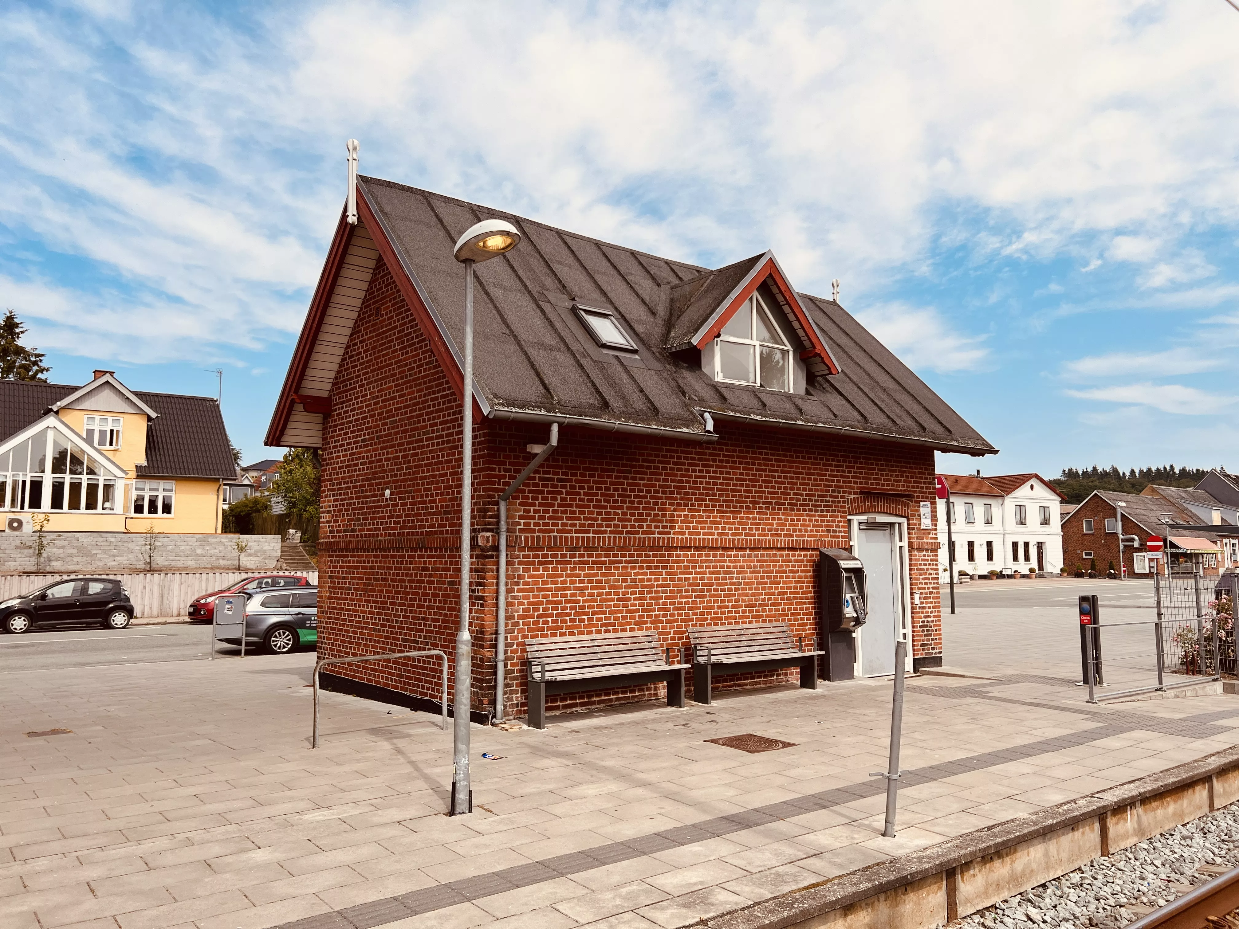 Billede af ventesalen ved Ryomgård Letbanestation.