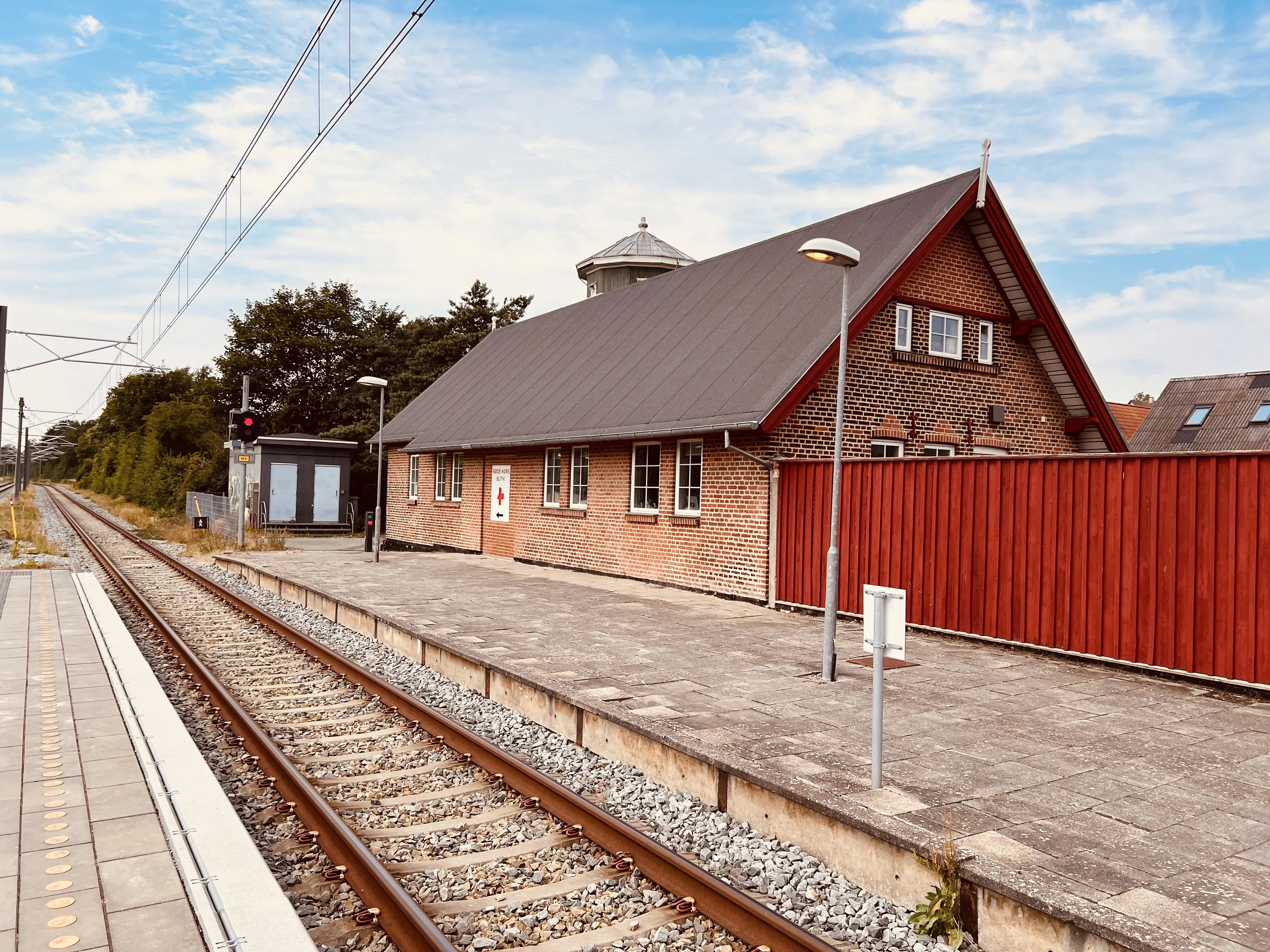 Billede af det gamle pakhus ved Ryomgård Letbanestation.