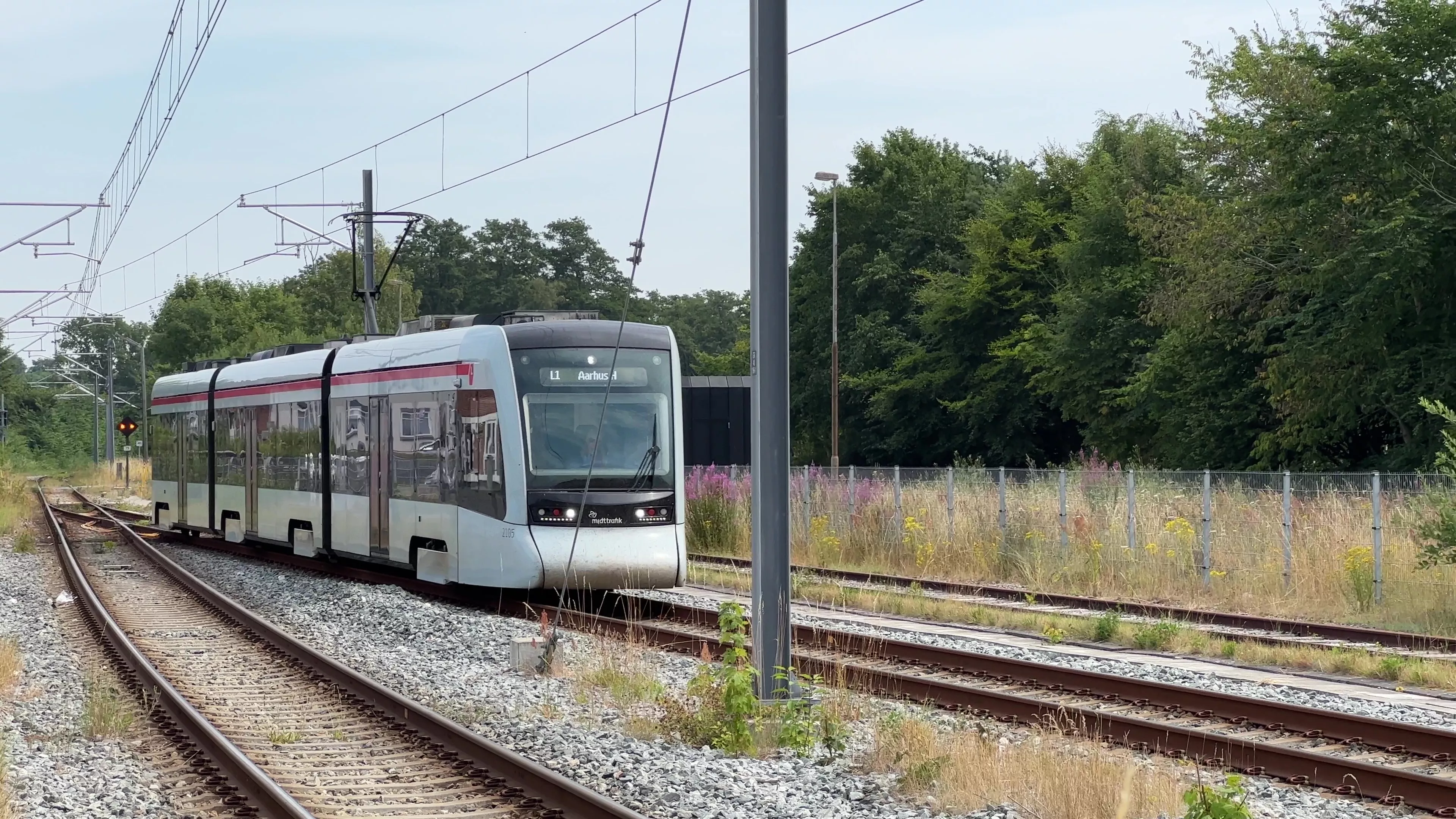 Billede af Letbanetog ud for Ryomgård Letbanestation. Billede af Letbanetog ud for Ryomgård Letbanestation.