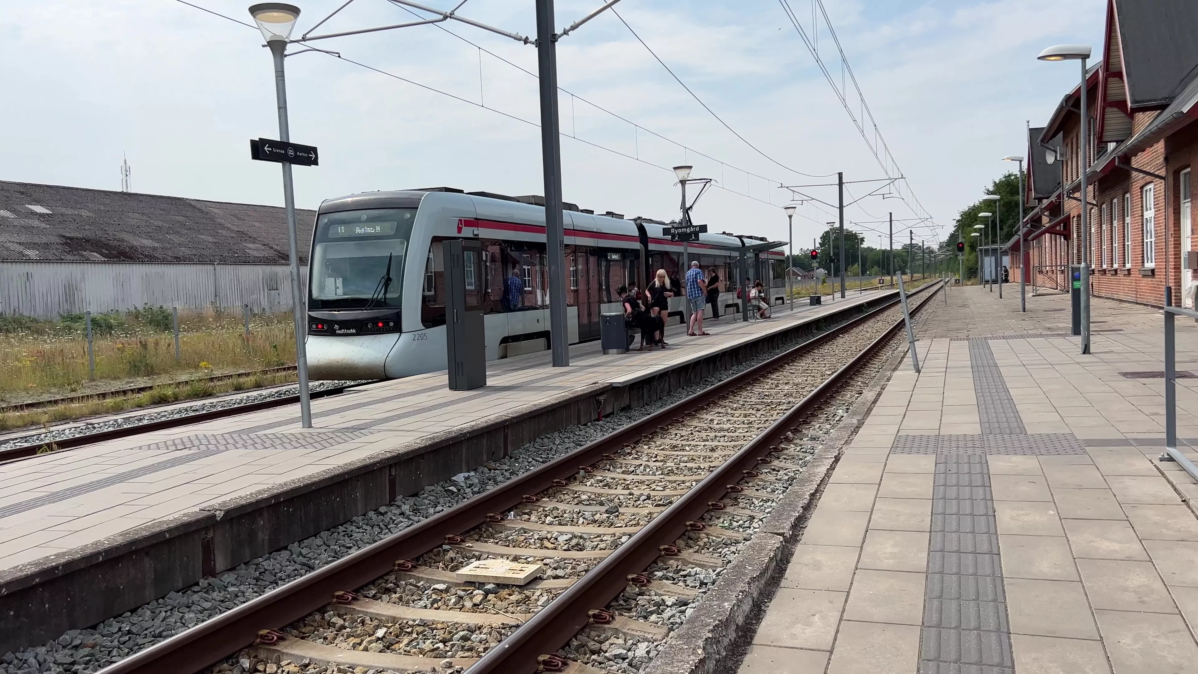 Billede af Letbanetog ud for Ryomgård Letbanestation. Billede af Letbanetog ud for Ryomgård Letbanestation.