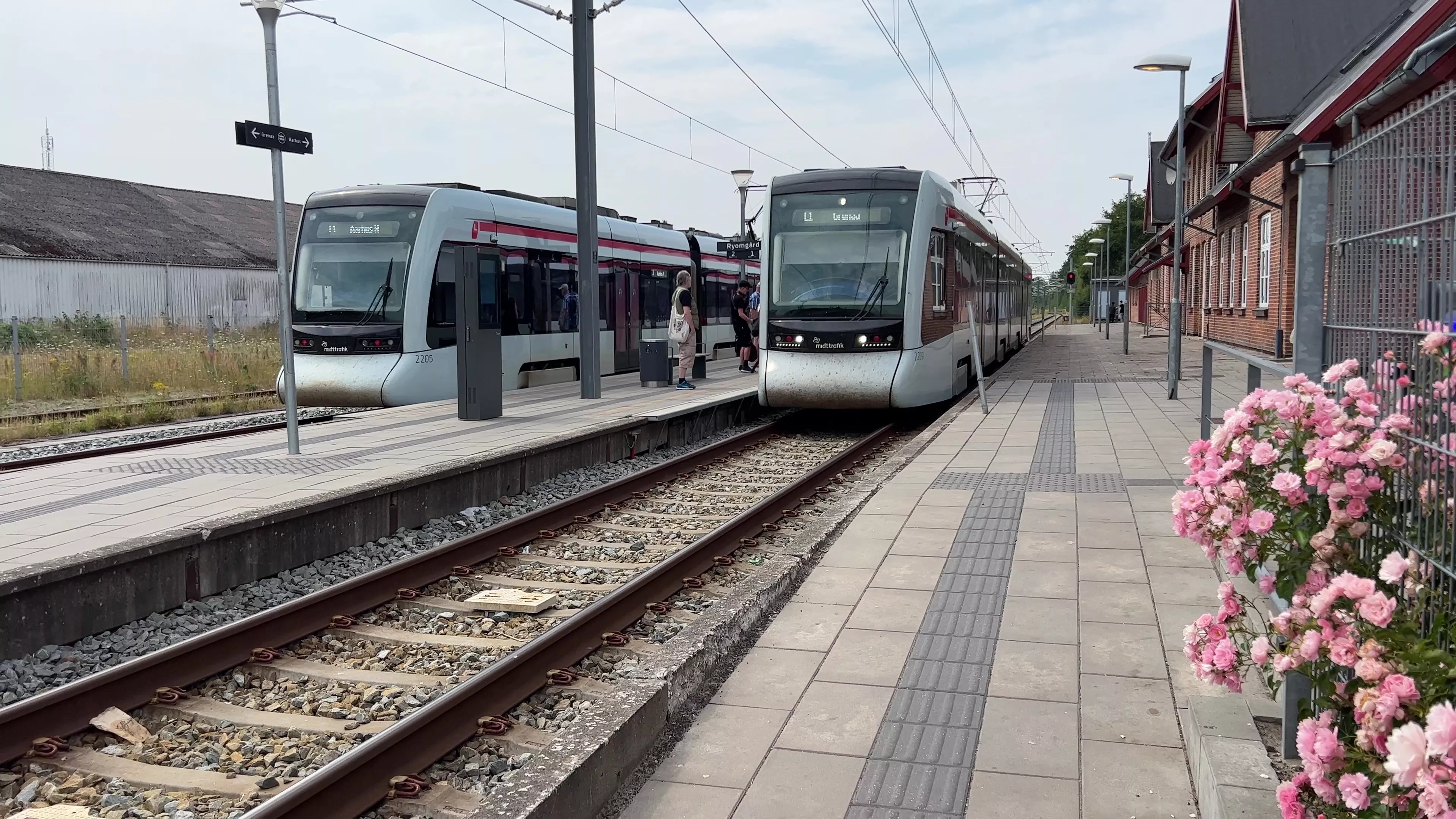 Billede af Letbanetog ud for Ryomgård Letbanestation. Billede af Letbanetog ud for Ryomgård Letbanestation.