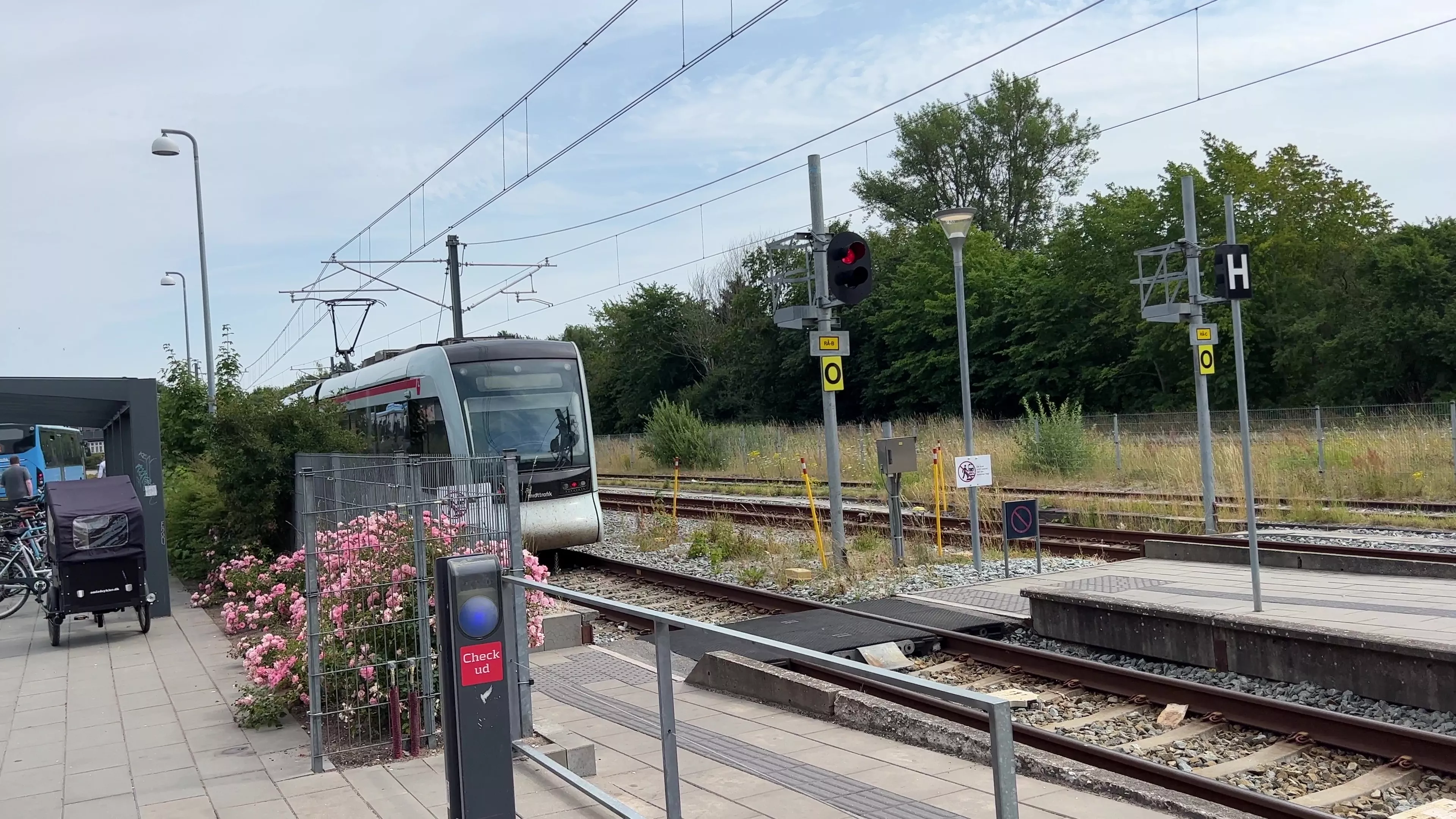 Billede af Letbanetog ud for Ryomgård Letbanestation. Billede af Letbanetog ud for Ryomgård Letbanestation.