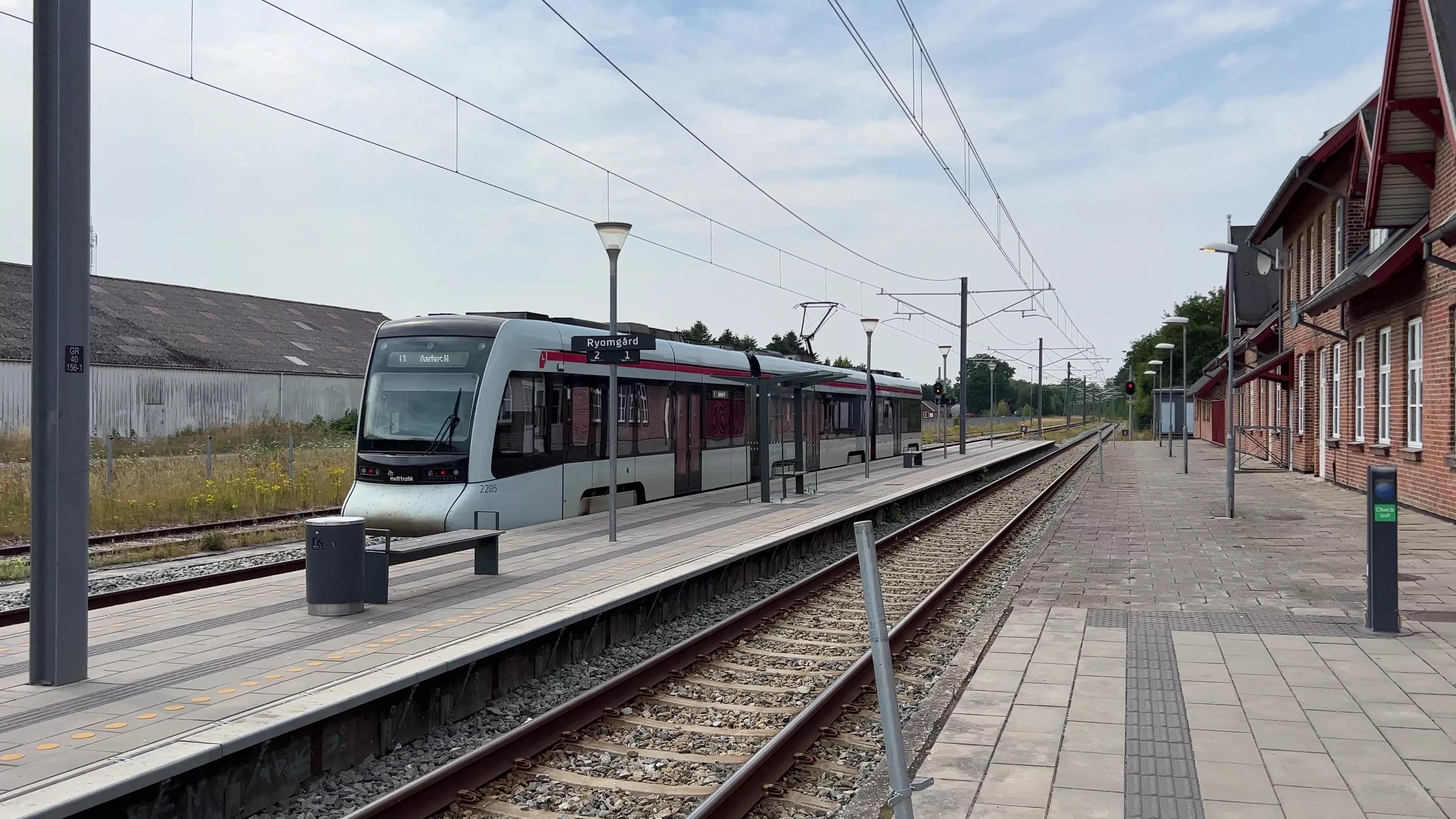 Billede af Letbanetog ud for Ryomgård Letbanestation. Billede af Letbanetog ud for Ryomgård Letbanestation.