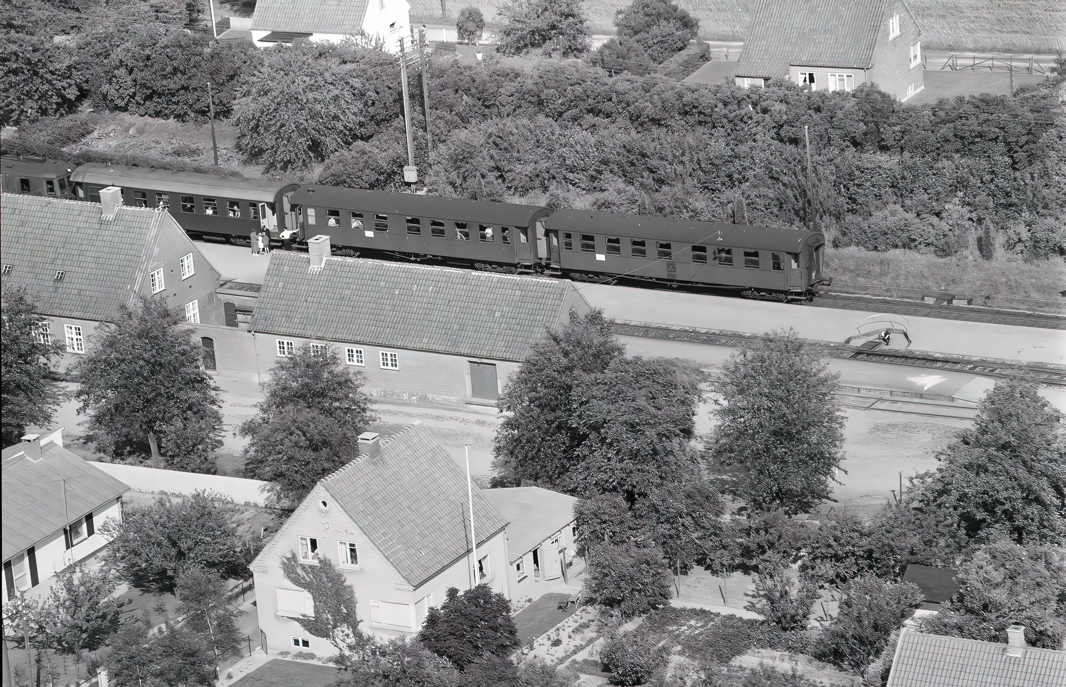 Billede af tog ud for Bråby Station, som blev nedsat til Bråby Trinbræt i 1960.