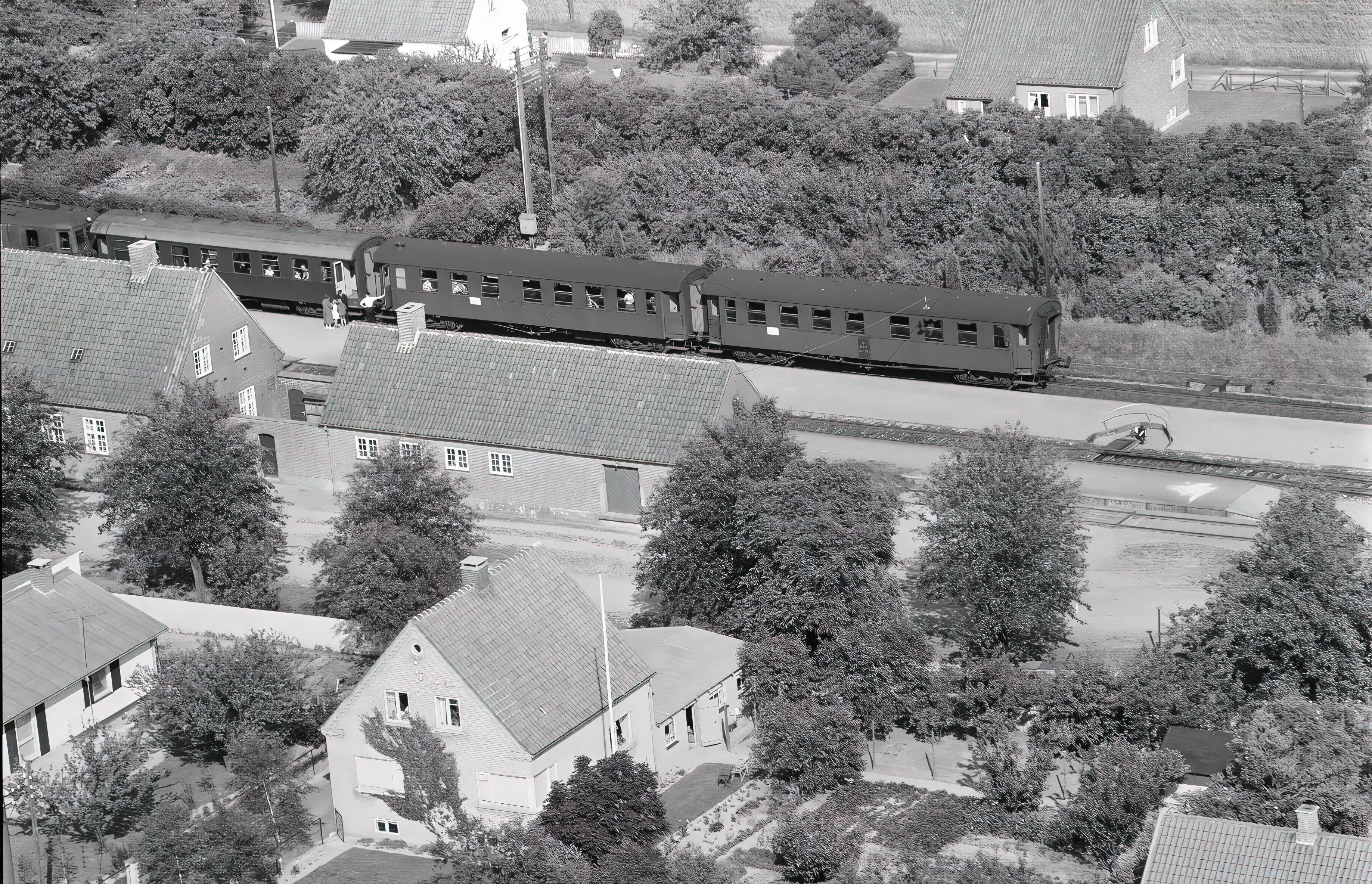 Billede af tog ud for Bråby Station, som blev nedsat til Bråby Trinbræt i 1960. Billede af tog ud for Bråby Station, som blev nedsat til Bråby Trinbræt i 1960.