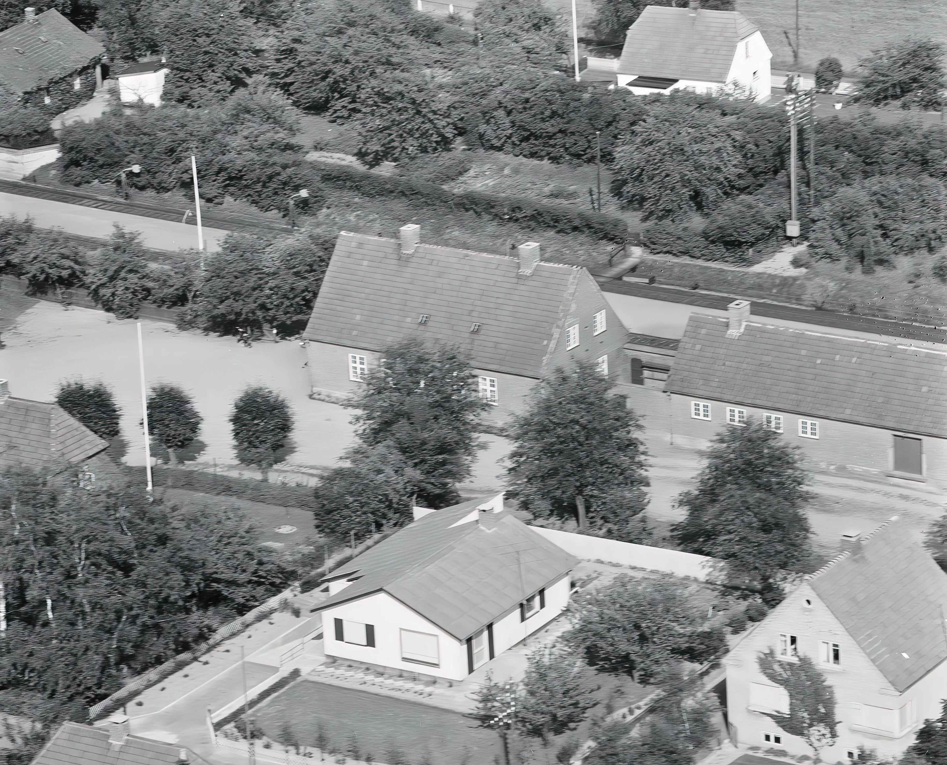 Billede af Bråby Station, som blev nedsat til Bråby Trinbræt i 1960. Billede af Bråby Station, som blev nedsat til Bråby Trinbræt i 1960.
