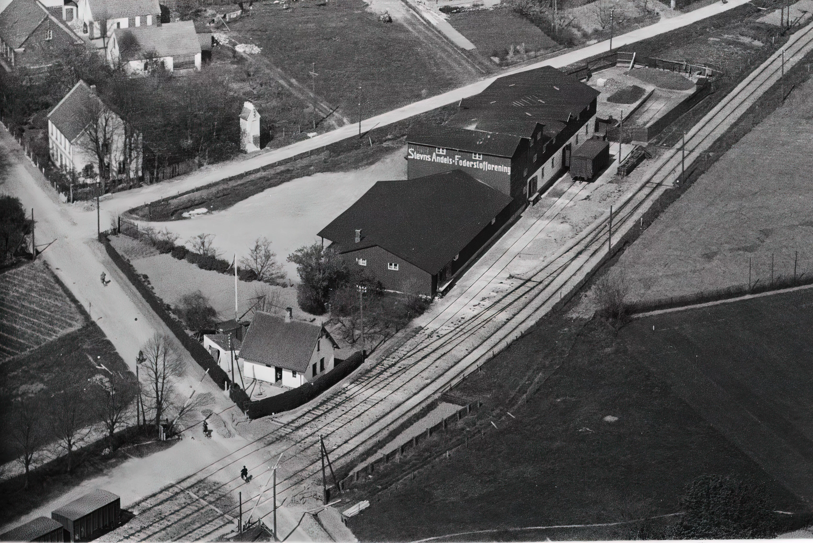 Billede af Stevns Andels Foderstofforening på sidesporet ud for Rødvig Station. Billede af Stevns Andels Foderstofforening på sidesporet ud for Rødvig Station.