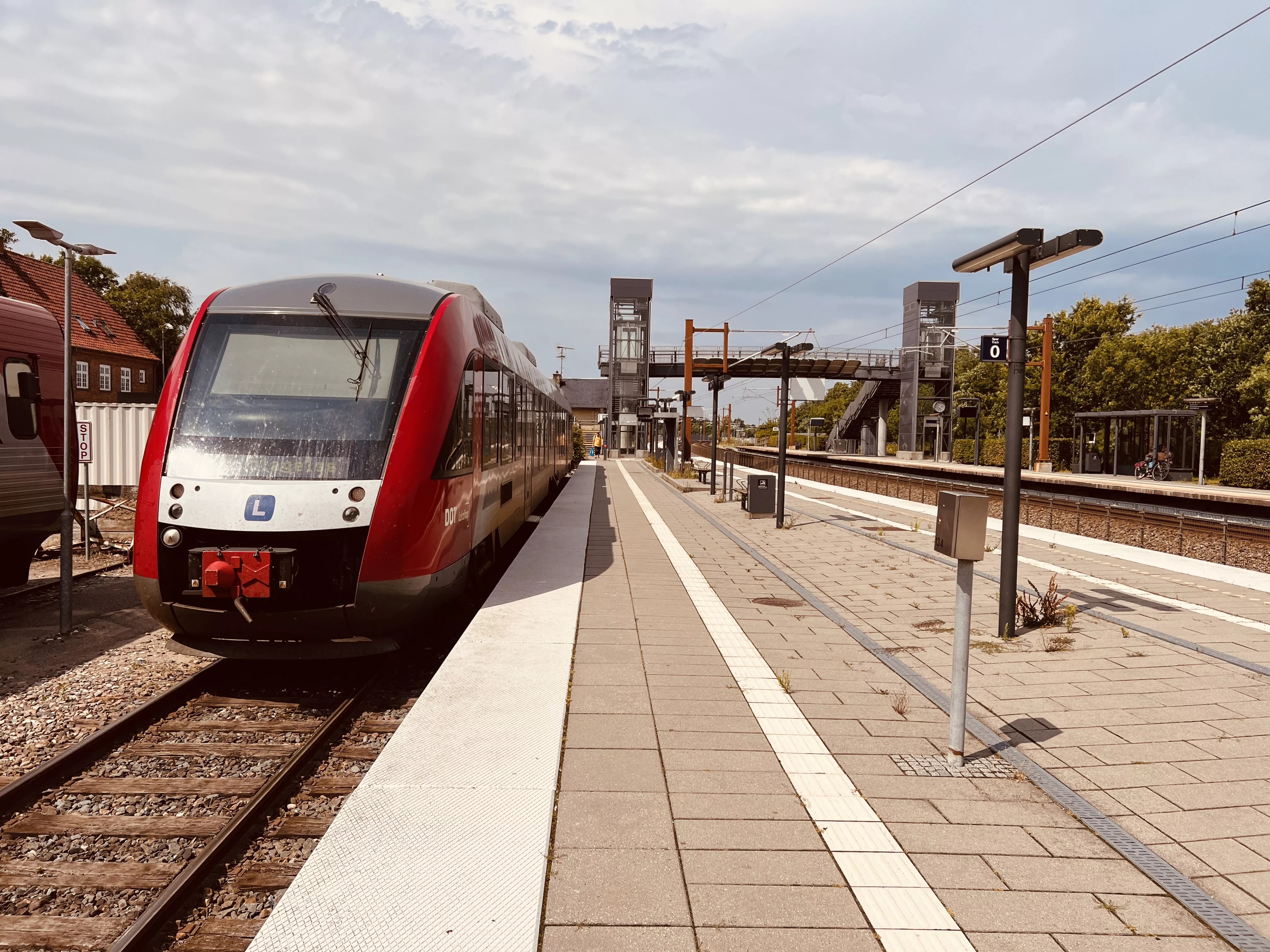 Billede af tog ud for Tølløse Station.