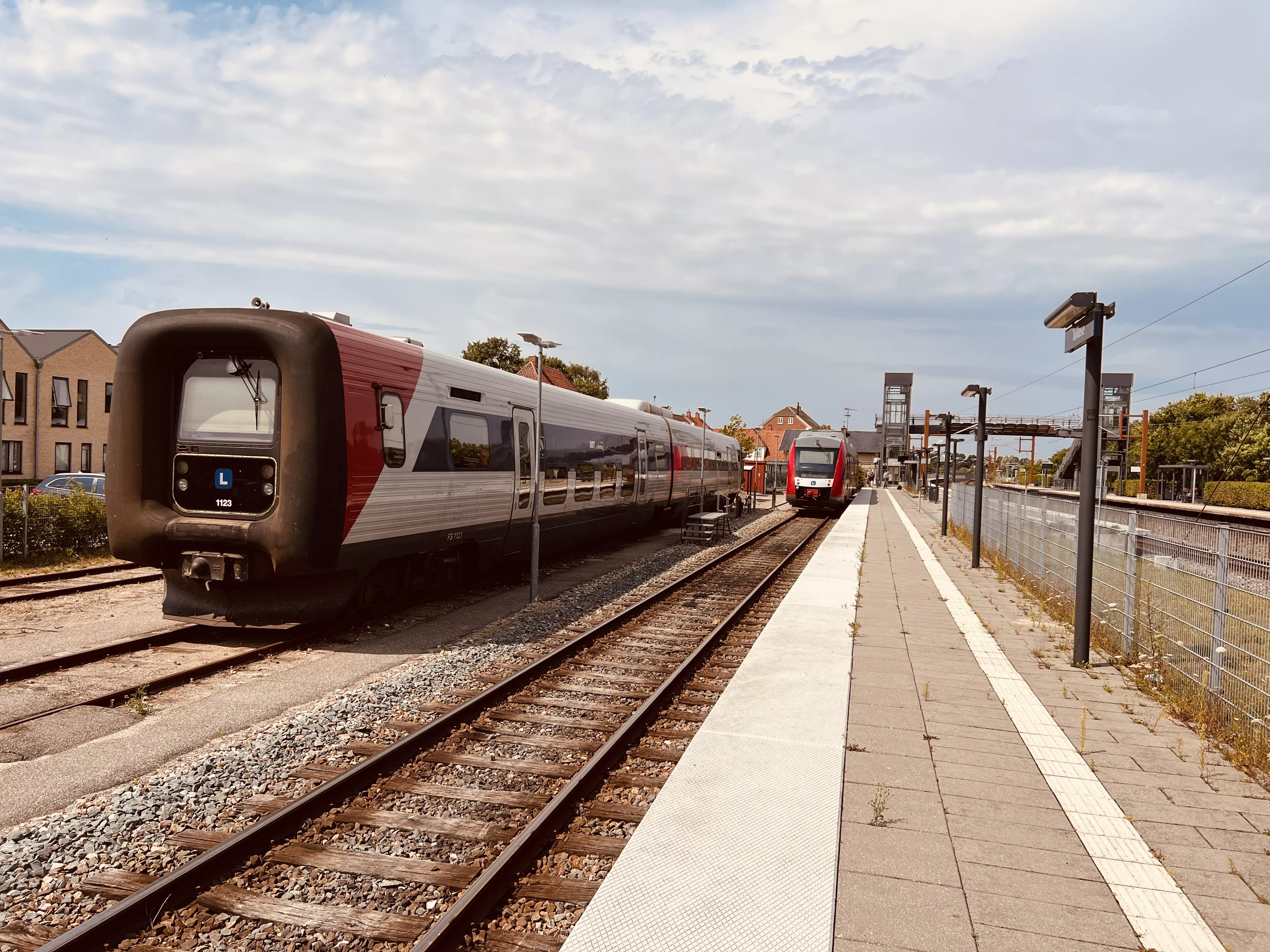 Billede af tog ud for Tølløse Station.