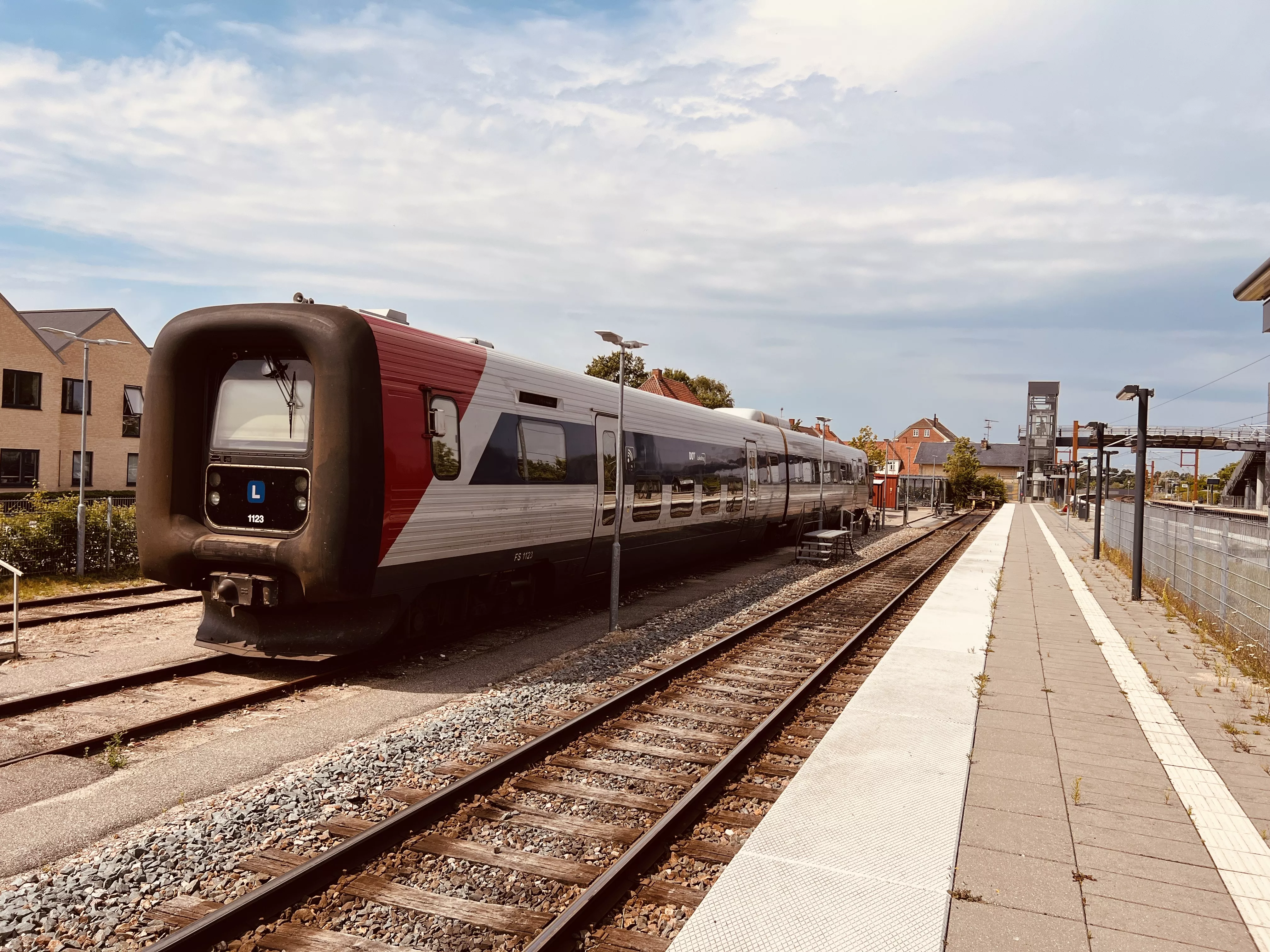 Billede af tog ud for Tølløse Station.