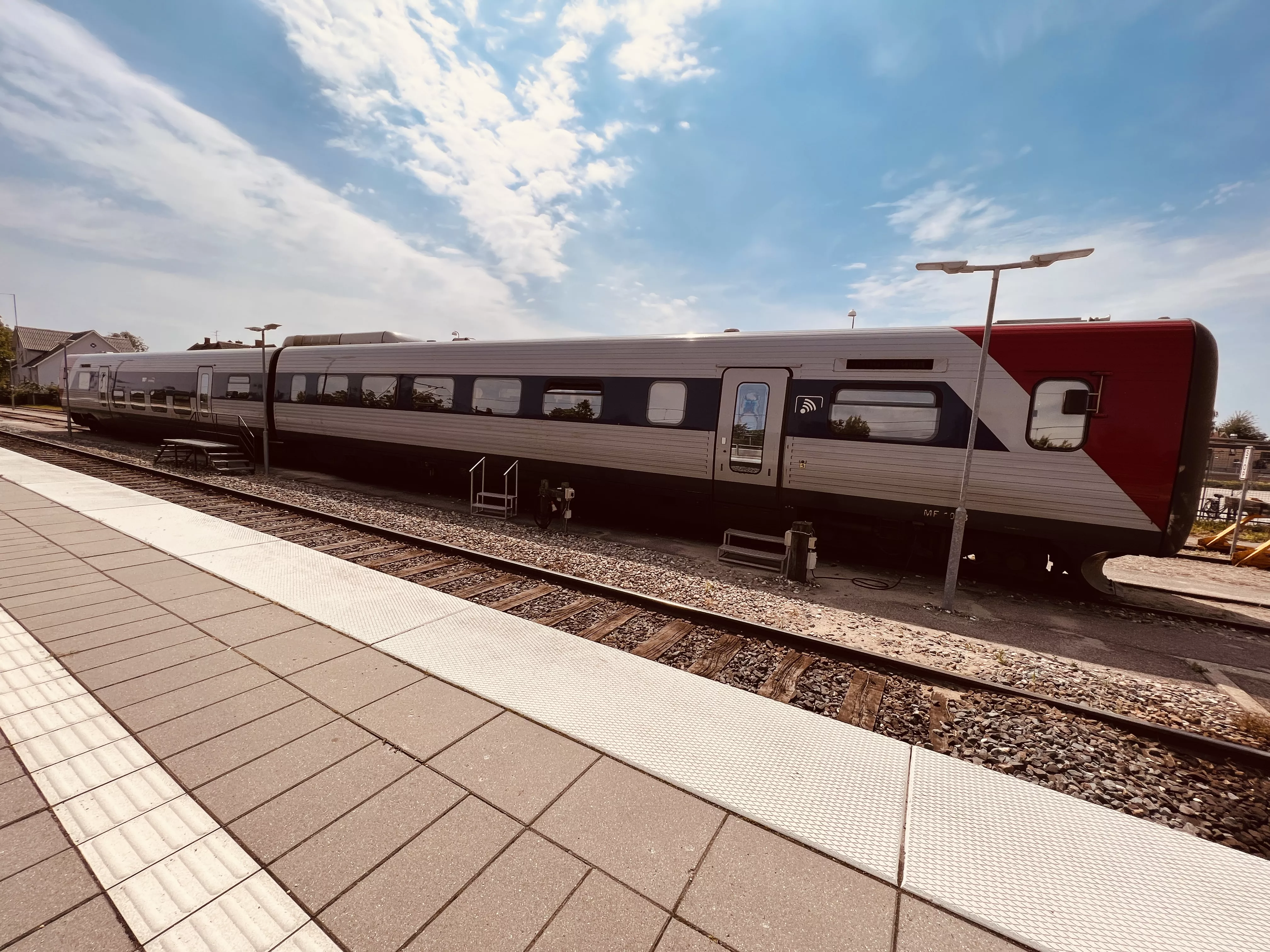 Billede af tog ud for Tølløse Station. Billede af tog ud for Tølløse Station.