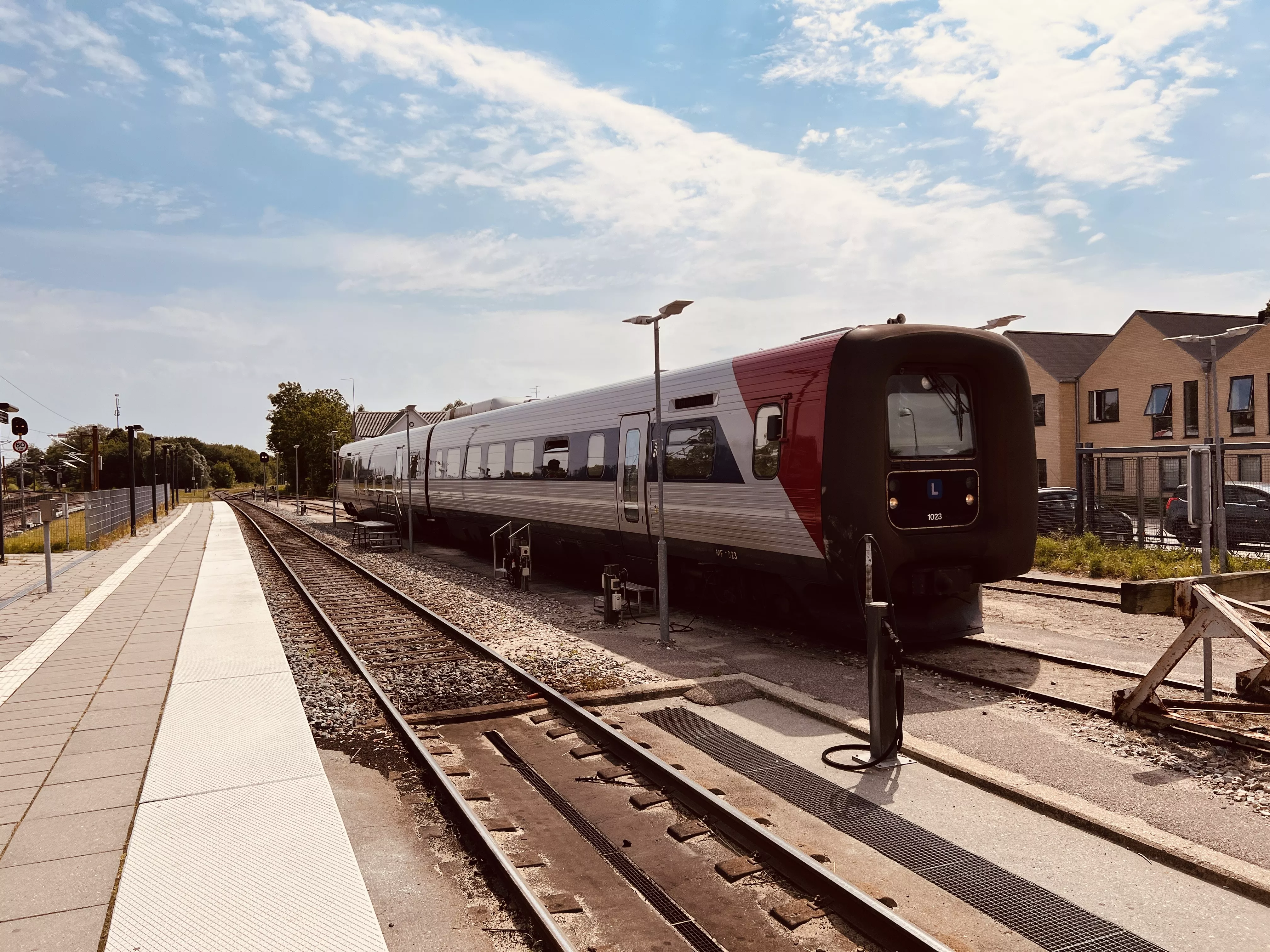 Billede af tog ud for Tølløse Station.