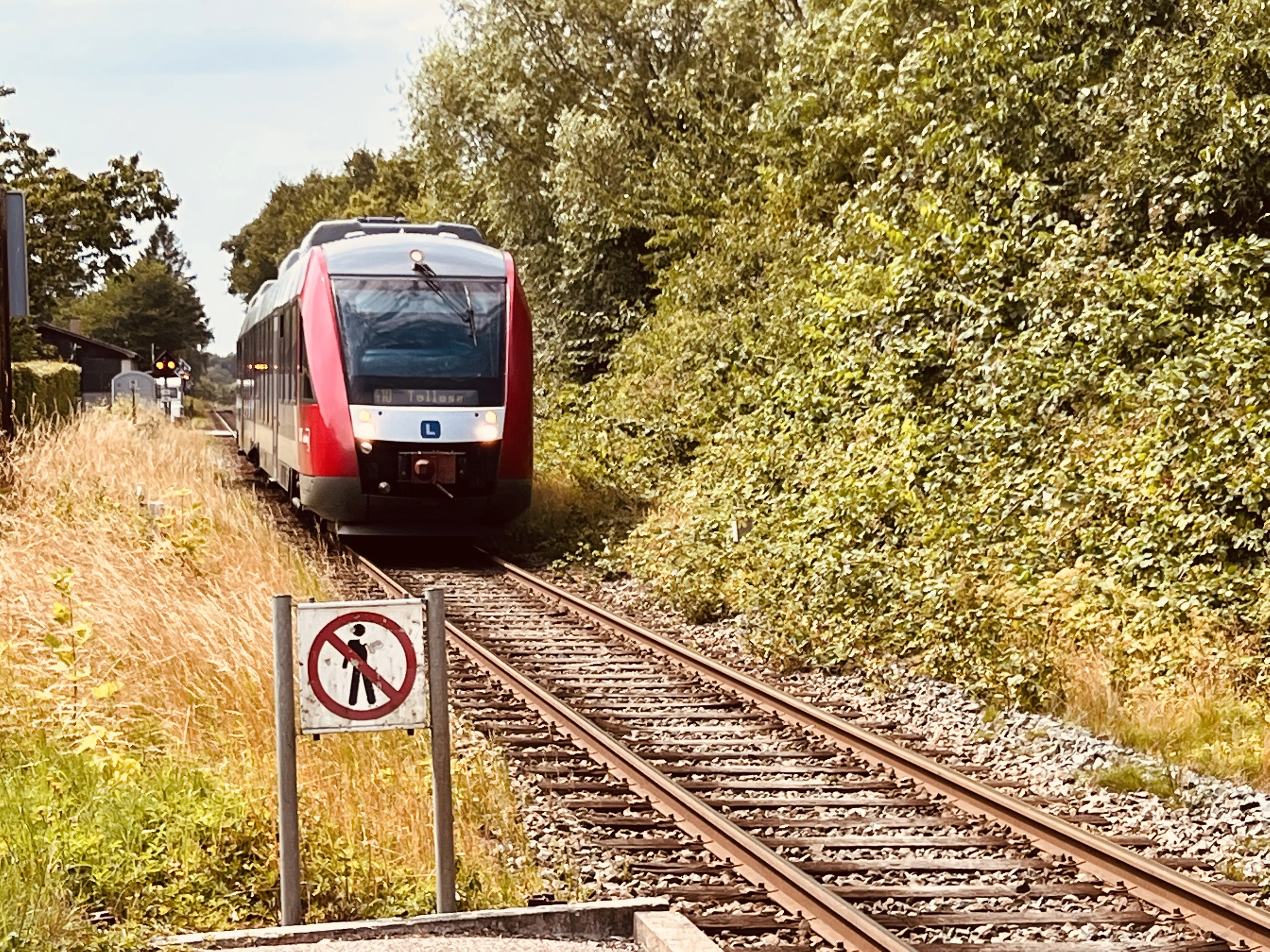 Billede af tog ud for Vedde Trinbræt. Billede af tog ud for Vedde Trinbræt.