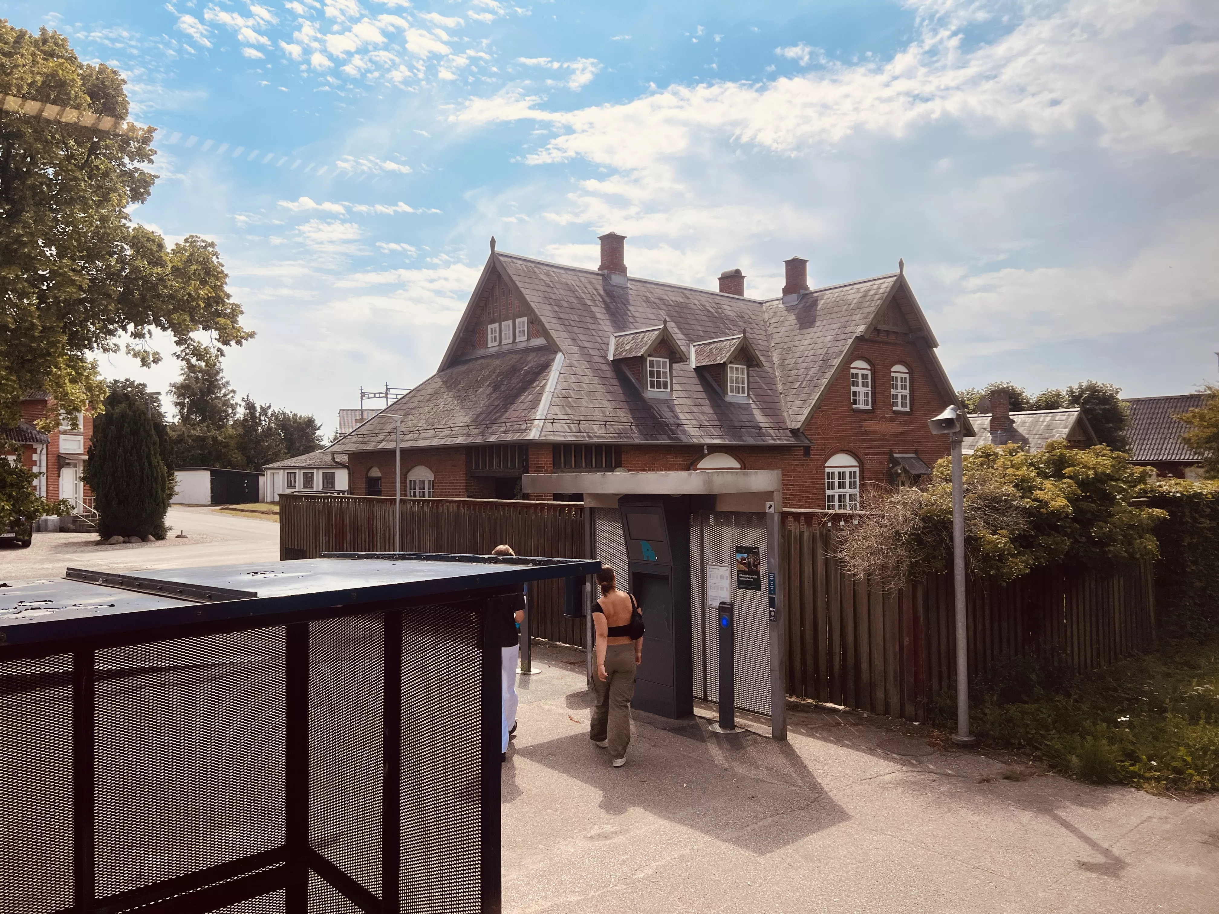 Billede af Vedde Station. Billede af Vedde Station.