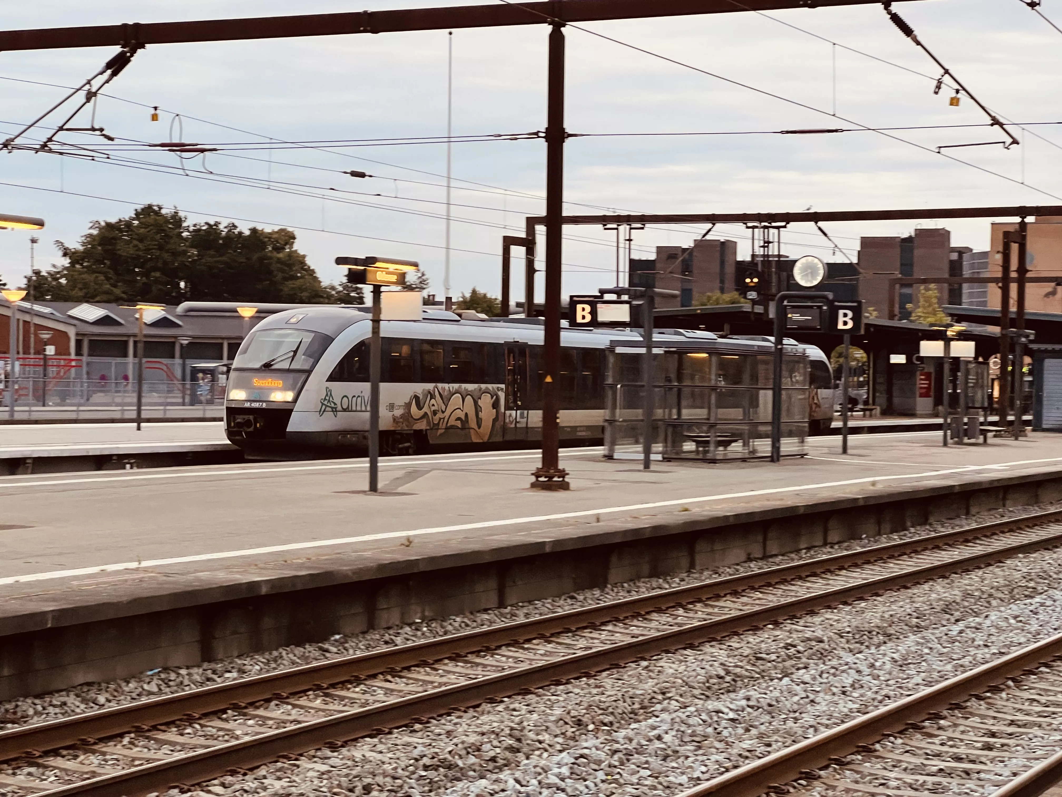 Billede af ARRIVA AR 4087, tidligere DSB MQ 4127-4927 fotograferet ud for Odense Banegård Center. Billede af ARRIVA AR 4087, tidligere DSB MQ 4127-4927 fotograferet ud for Odense Banegård Center.