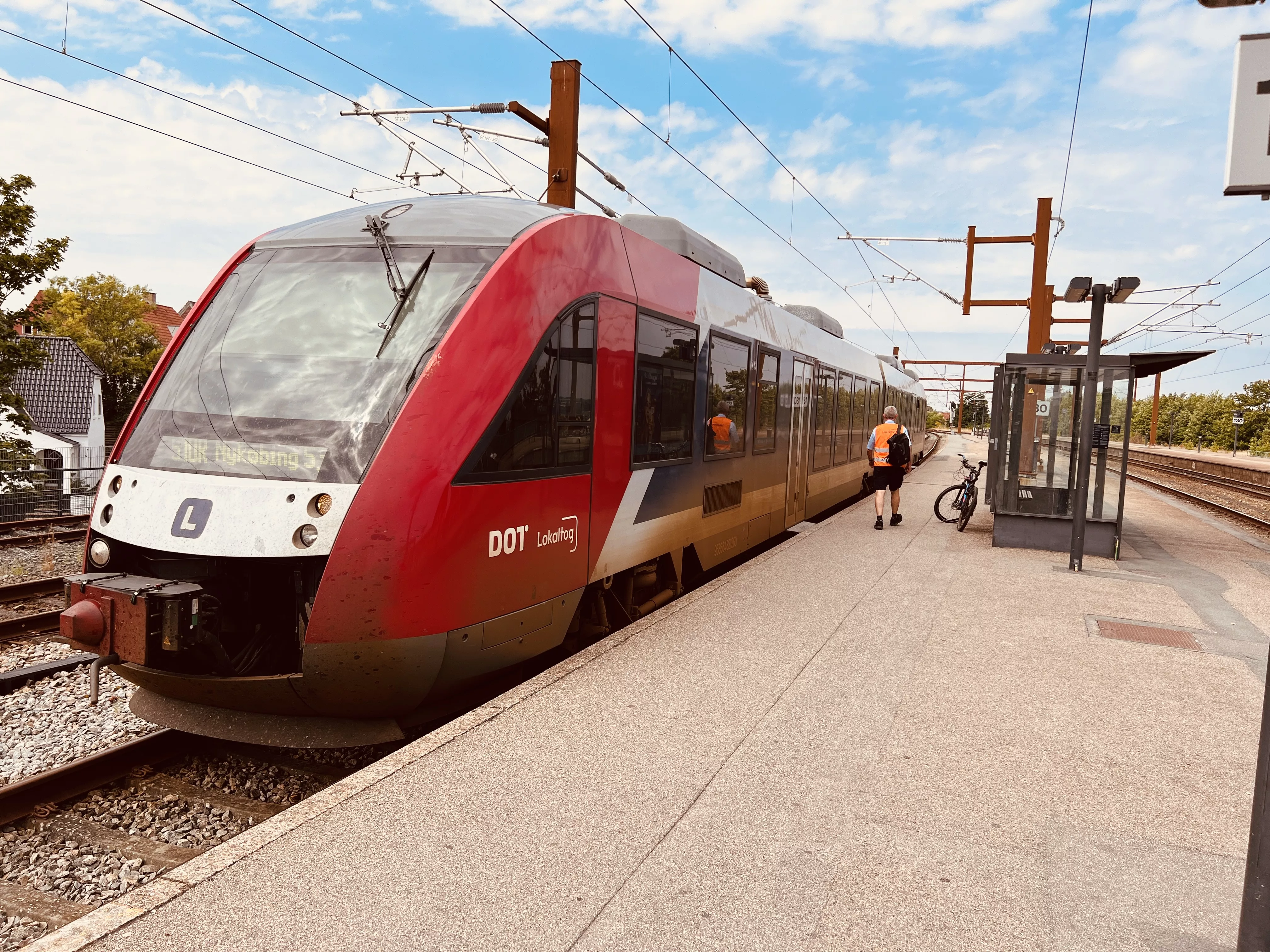 Billede af LT 2026-2126, tidligere VL 2026-2126 fotograferet ud for Holbæk Station. Billede af LT 2026-2126, tidligere VL 2026-2126 fotograferet ud for Holbæk Station.