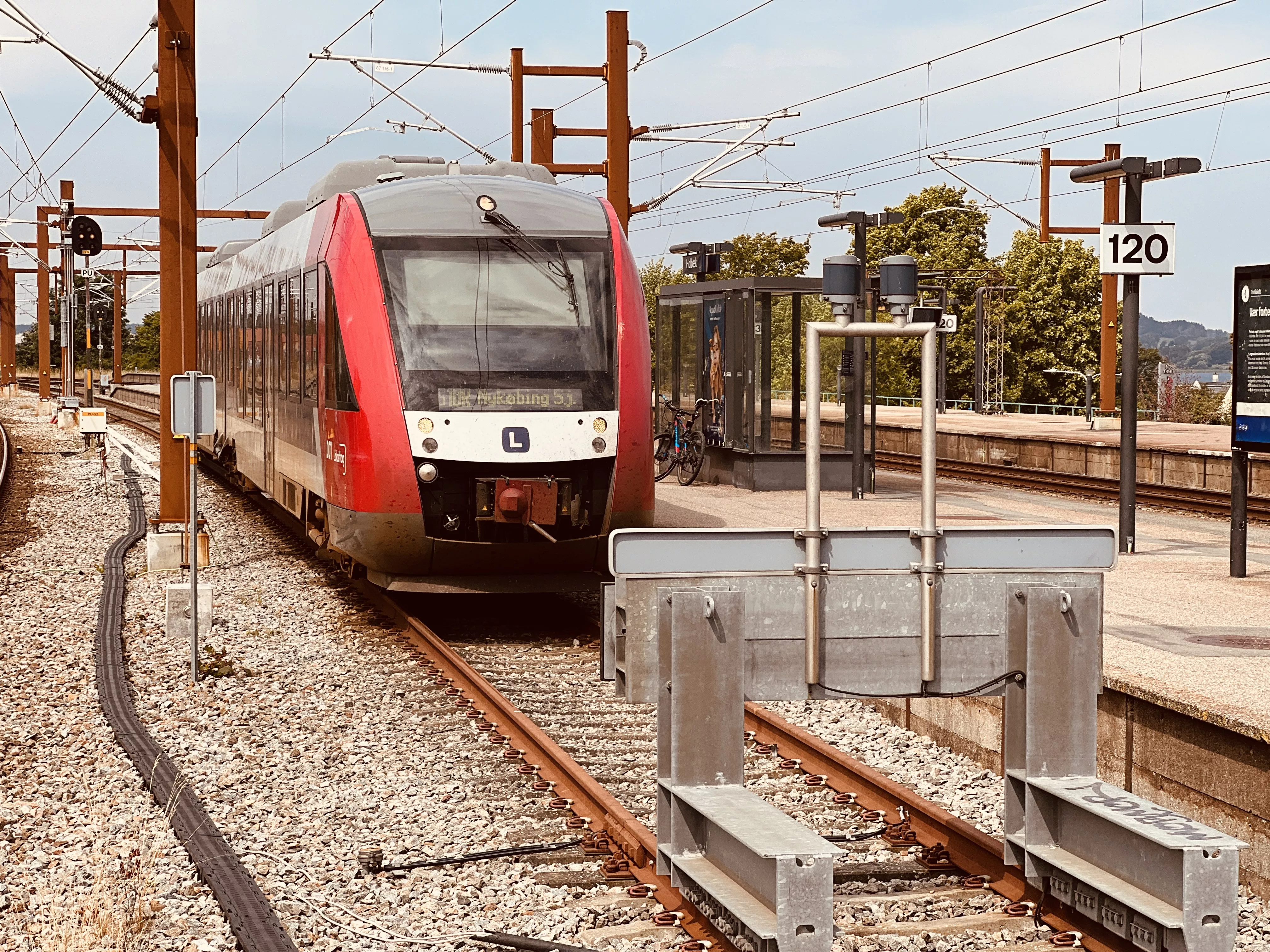 Billede af tog ud for Holbæk Station.