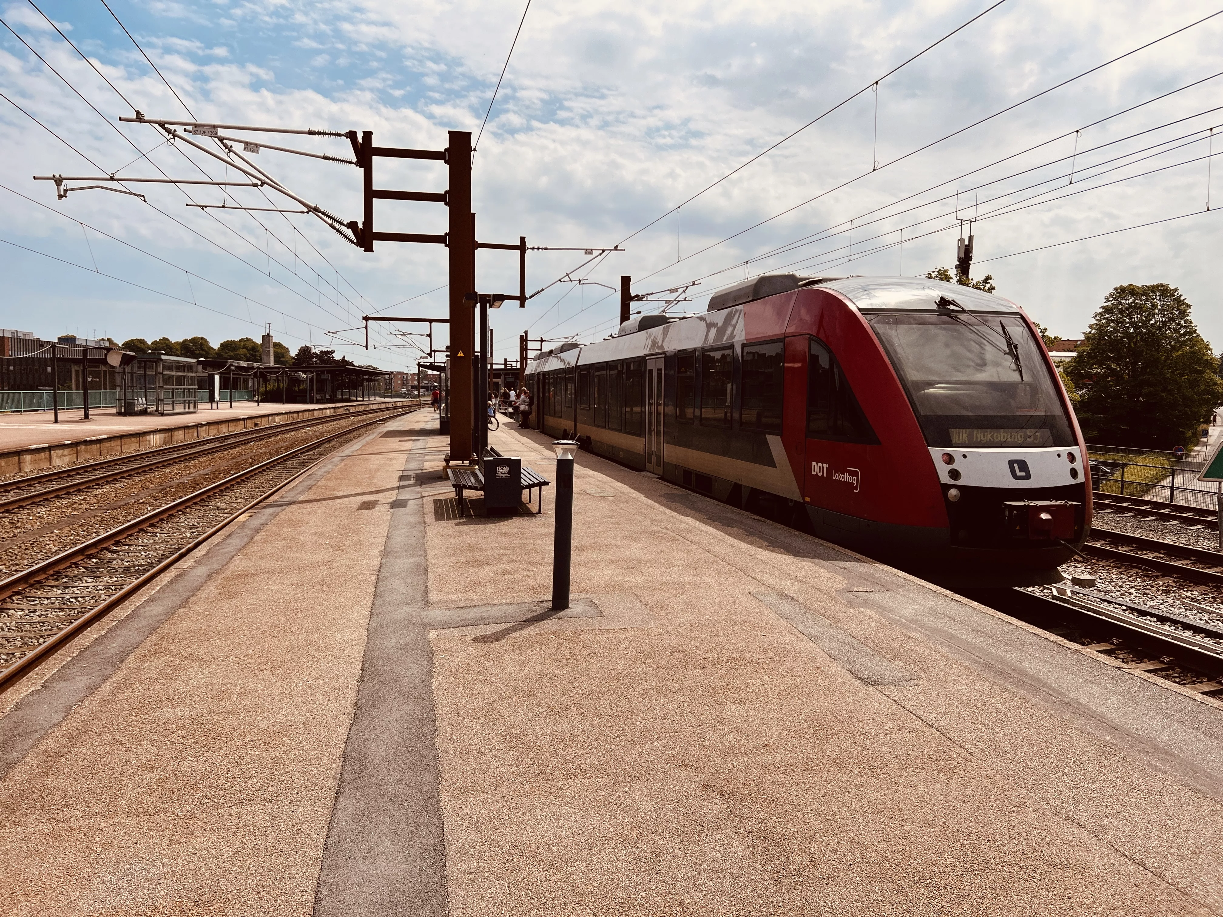 Billede af tog ud for Holbæk Station. Billede af tog ud for Holbæk Station.