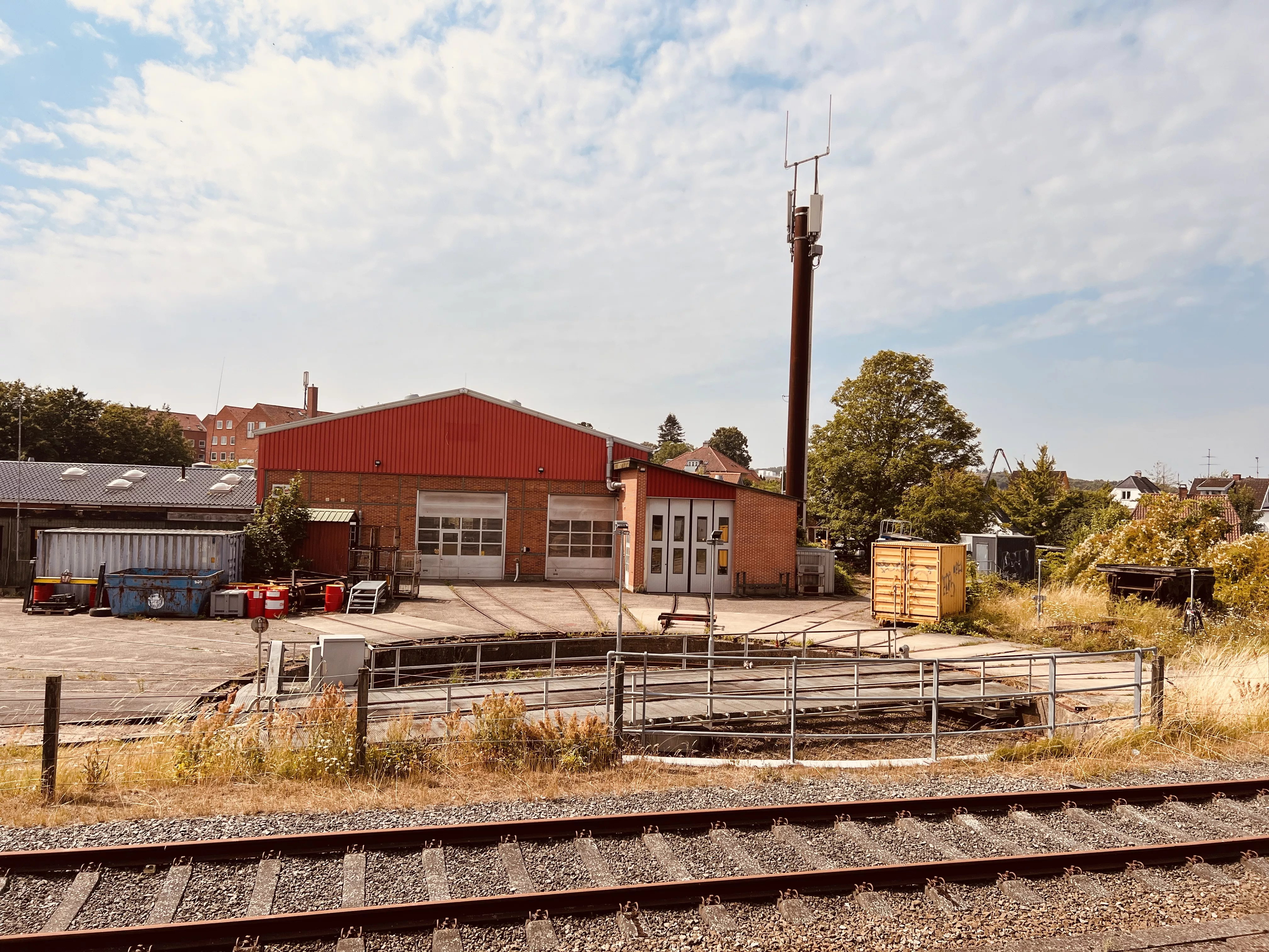 Billede af Lokaltogs remise ved Holbæk Station. Billede af Lokaltogs remise ved Holbæk Station.