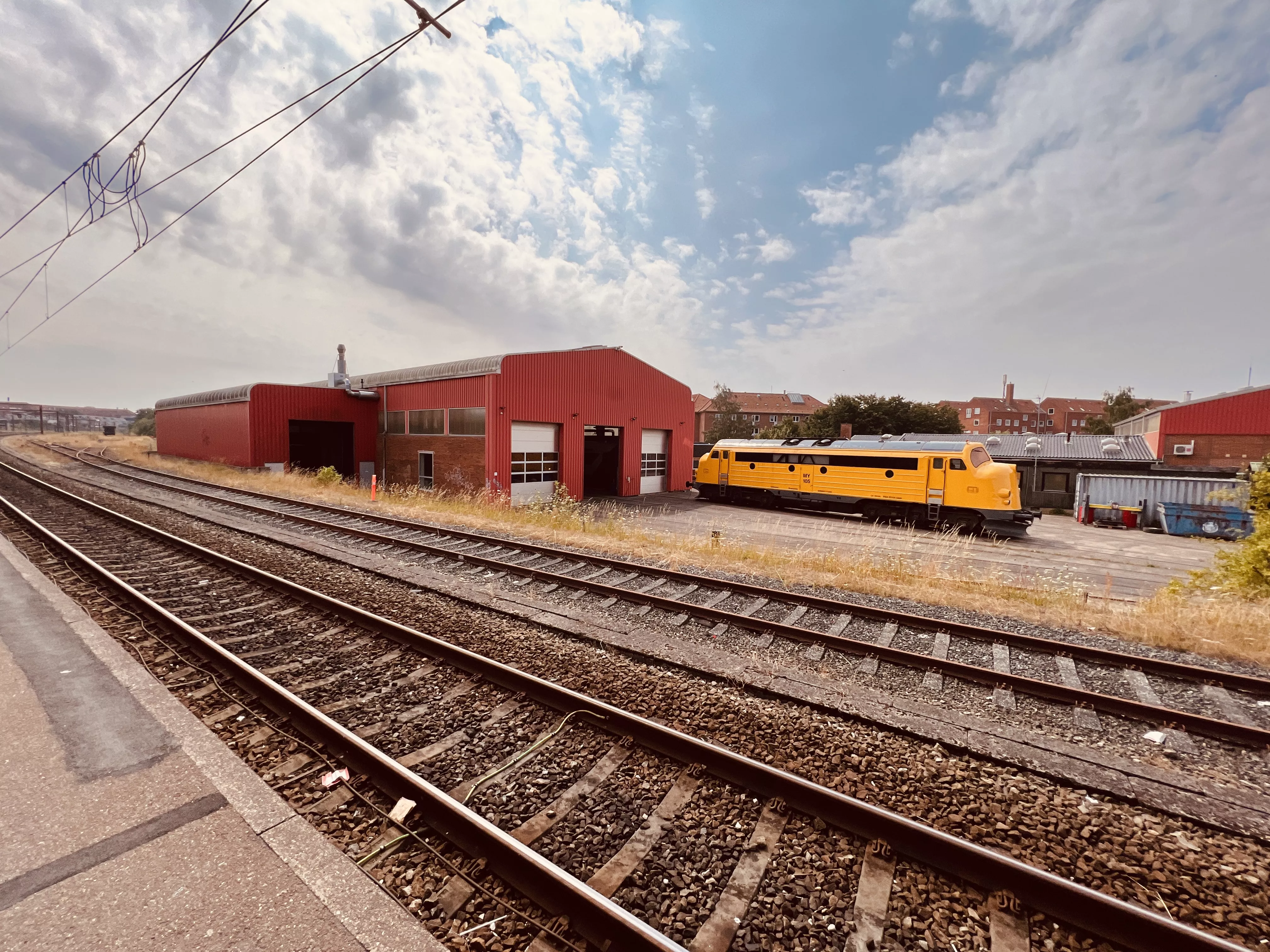 Billede af Lokaltogs remise ved Holbæk Station. Billede af Lokaltogs remise ved Holbæk Station.