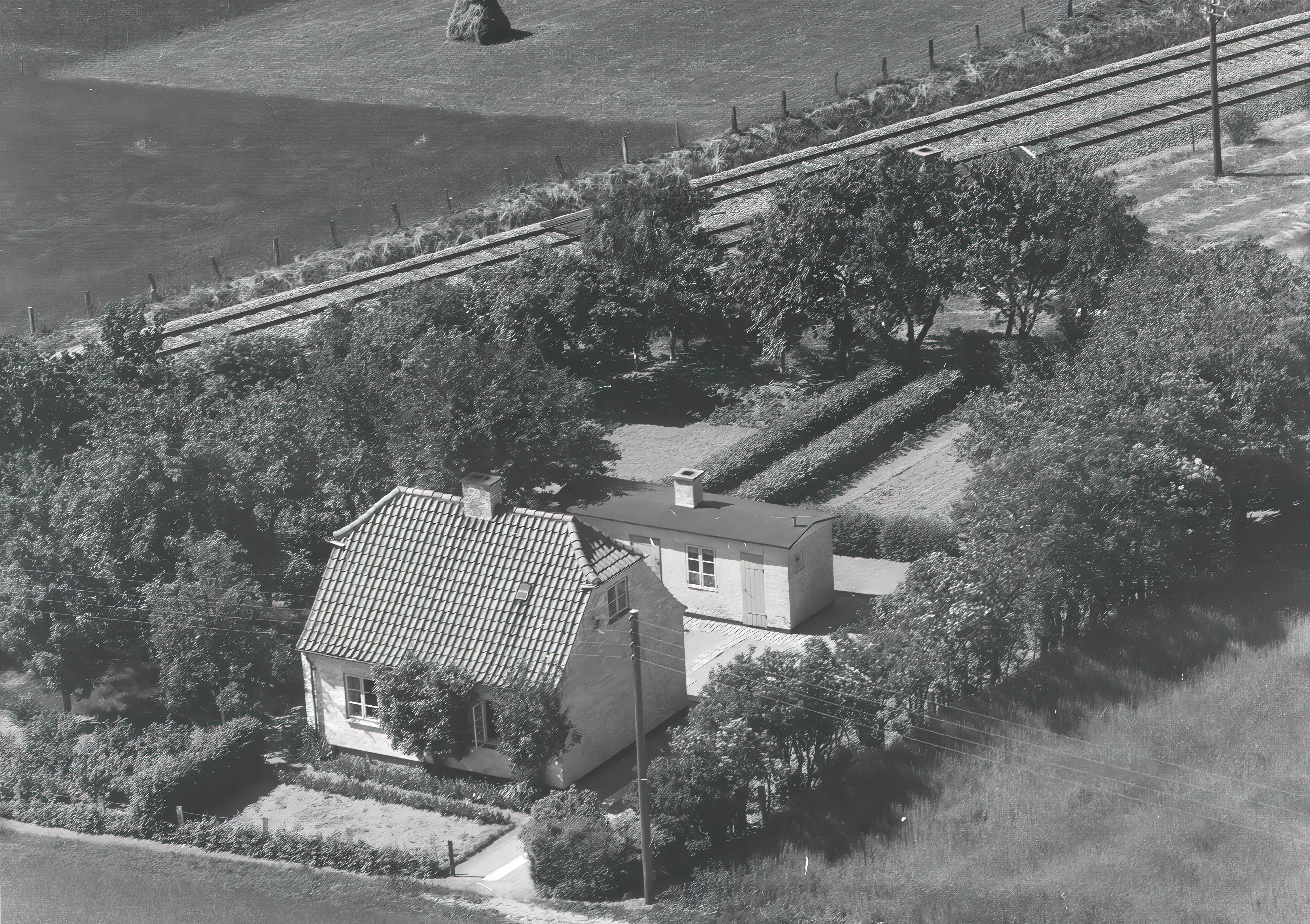 Billede af Søgård Trinbræt - man kan lige ane skorstenen fra ventebygningen øverst til højre i billedet.