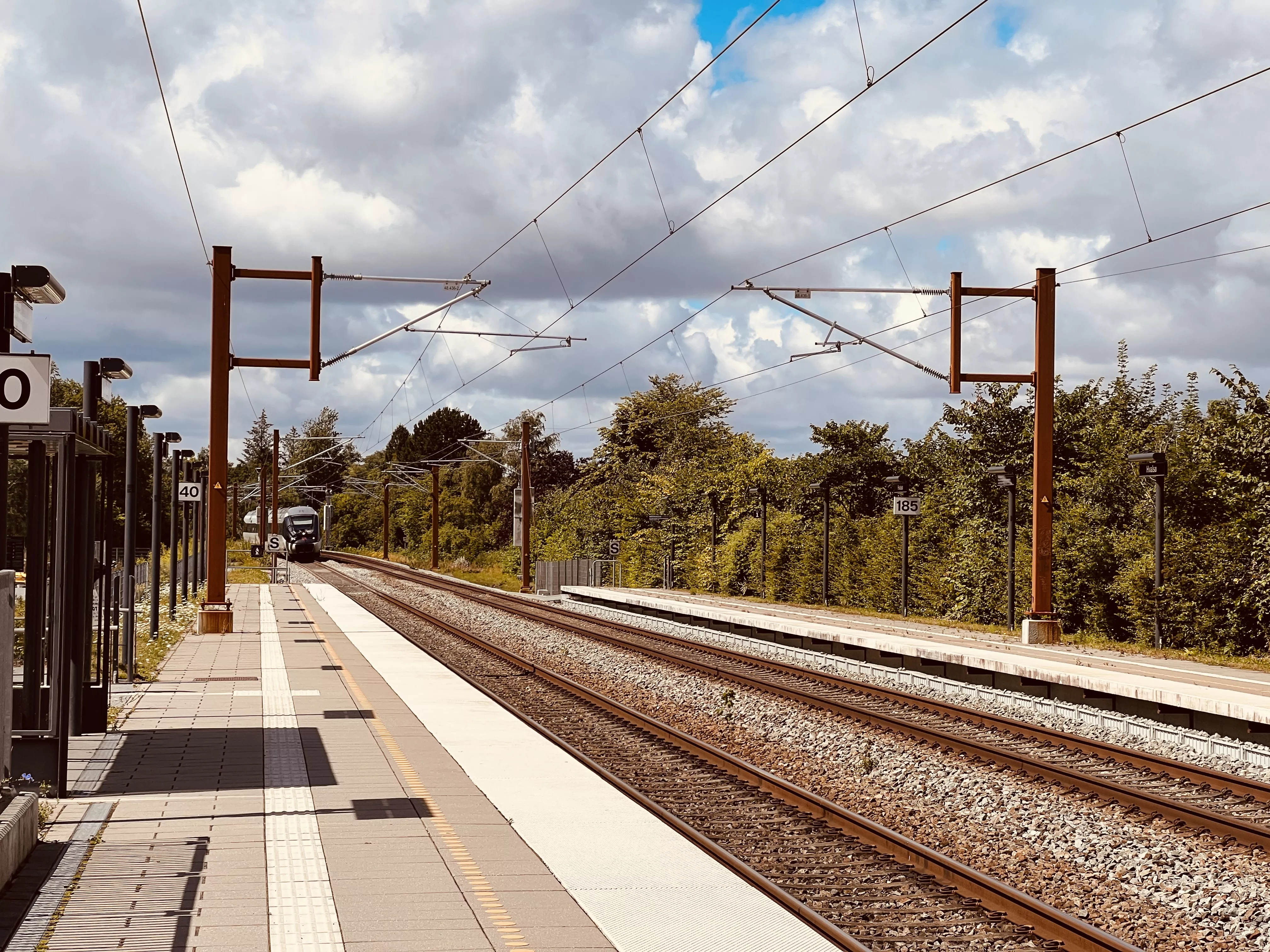 Billede af Hvalsø Stations ind og udkørsel.