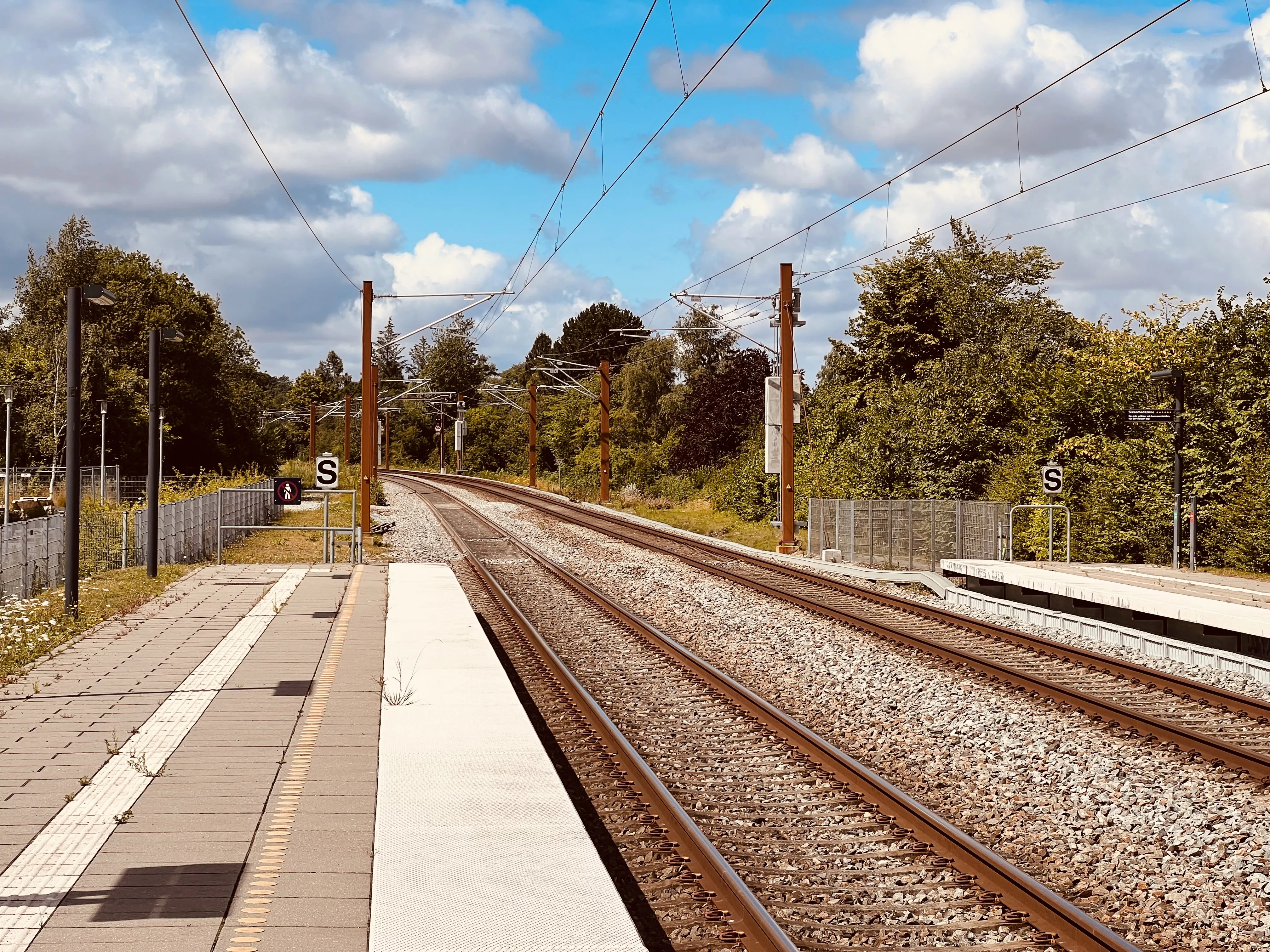 Billede af Hvalsø Stations ind og udkørsel. Billede af Hvalsø Stations ind og udkørsel.