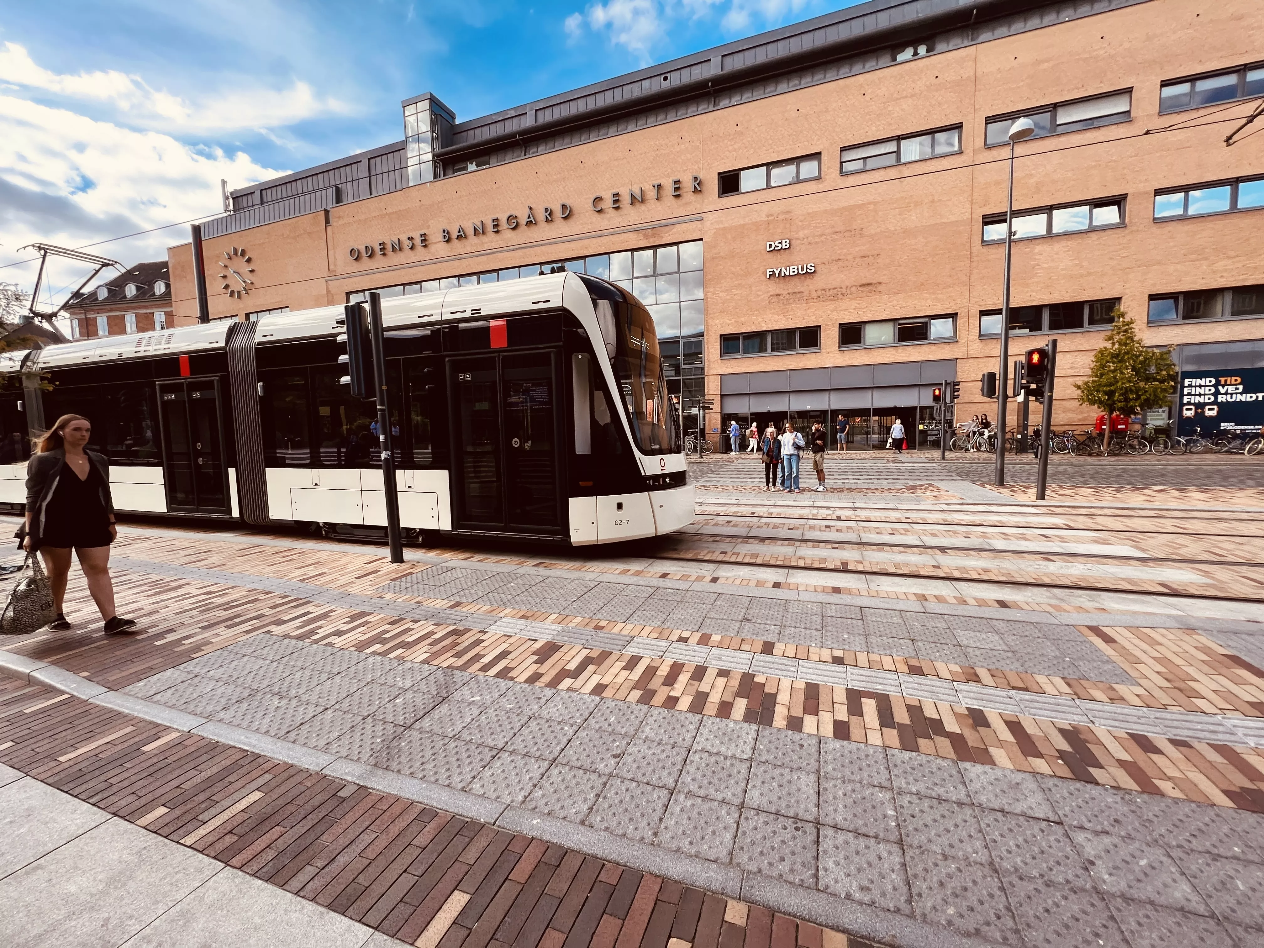 Billede af letbanetog ud for Odense Banegård Letbanestation. Billede af letbanetog ud for Odense Banegård Letbanestation.