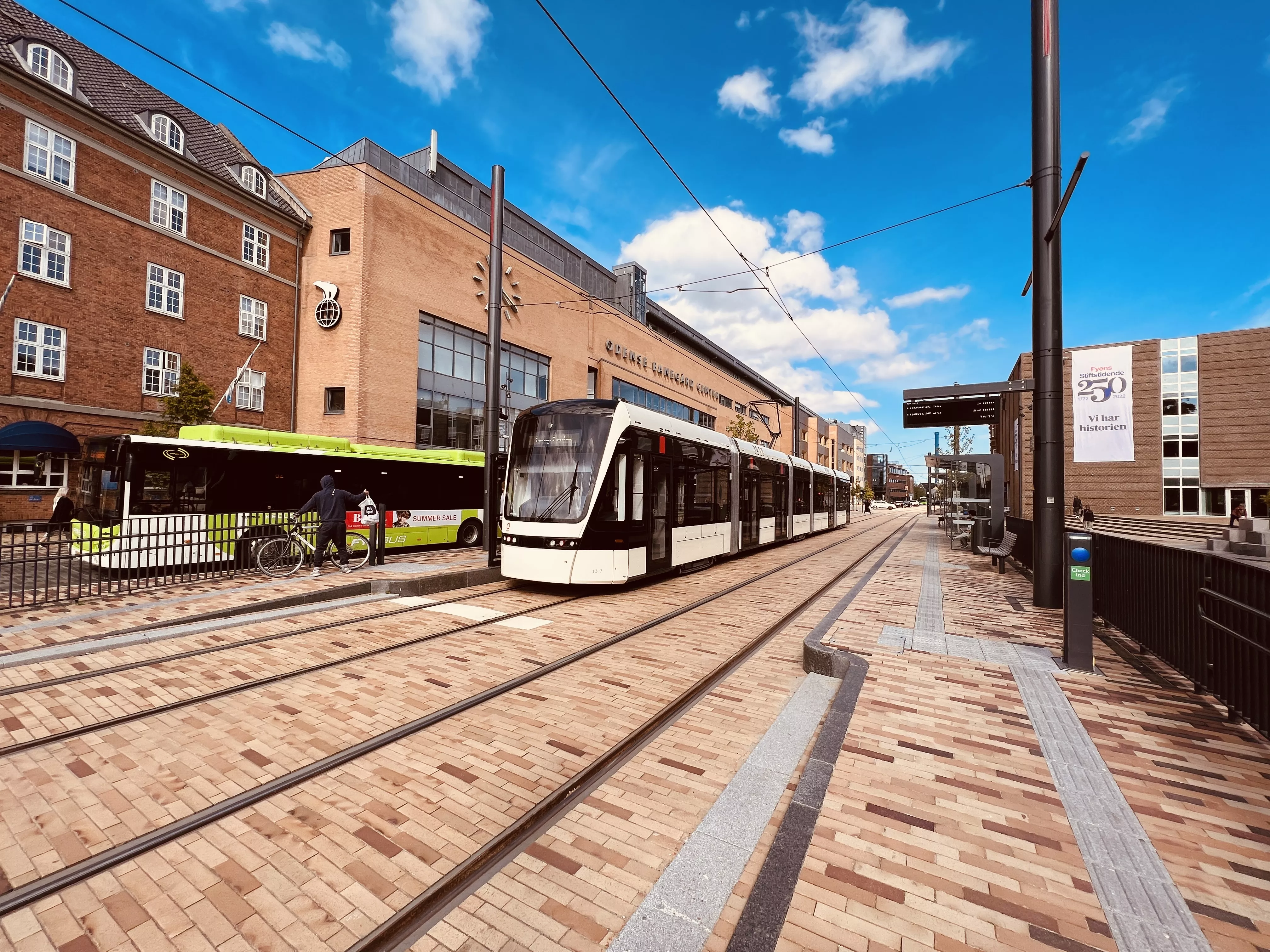 Billede af letbanetog ud for Odense Banegård Letbanestation. Billede af letbanetog ud for Odense Banegård Letbanestation.
