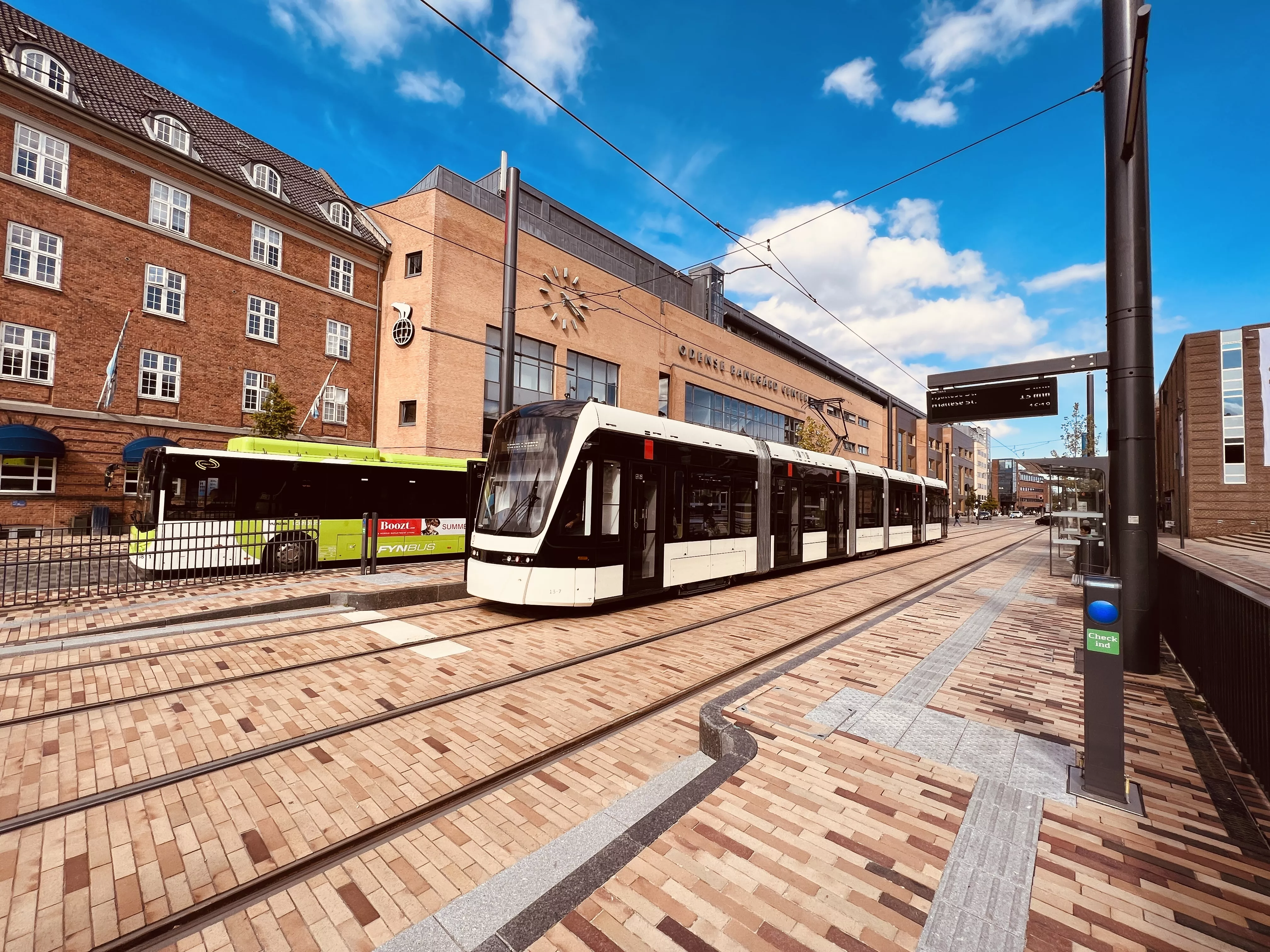 Billede af letbanetog ud for Odense Banegård Letbanestation. Billede af letbanetog ud for Odense Banegård Letbanestation.