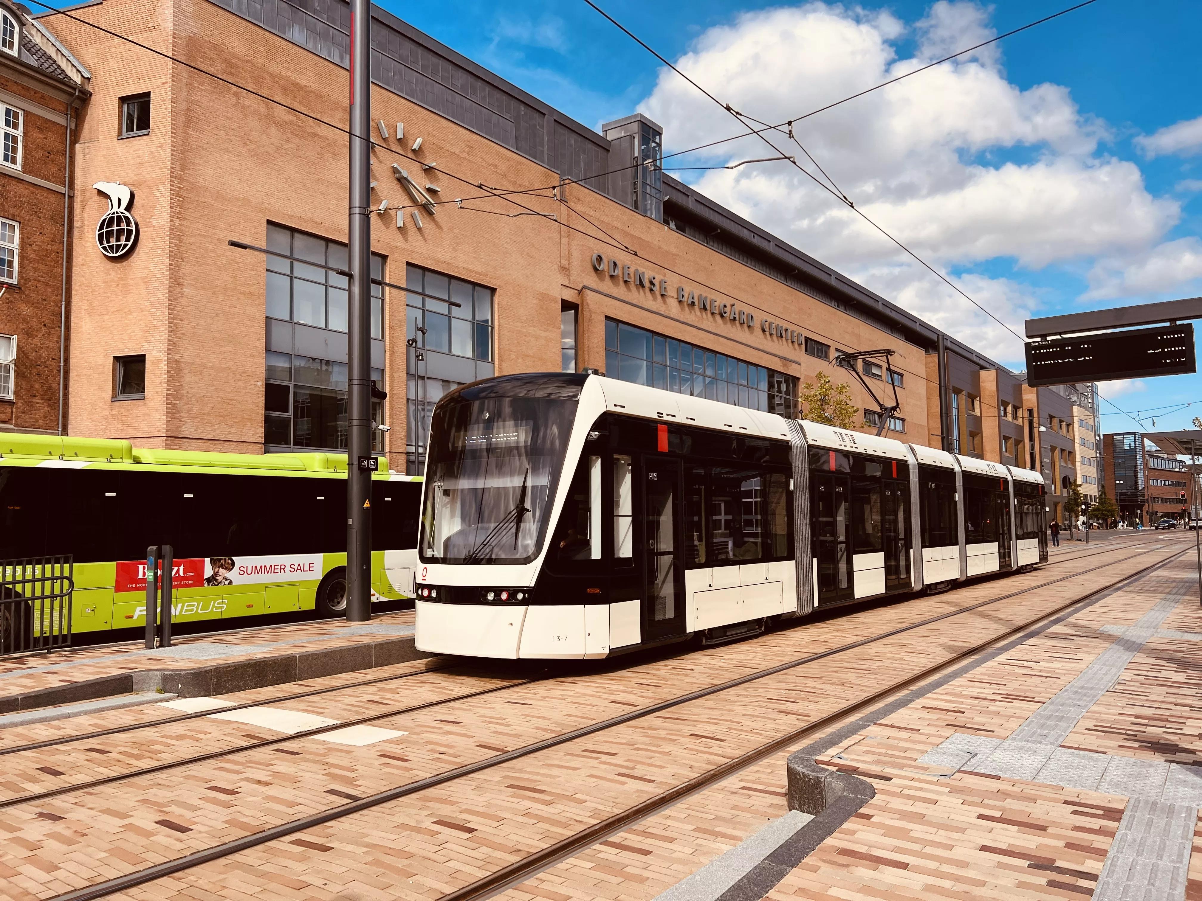 Billede af letbanetog ud for Odense Banegård Letbanestation. Billede af letbanetog ud for Odense Banegård Letbanestation.