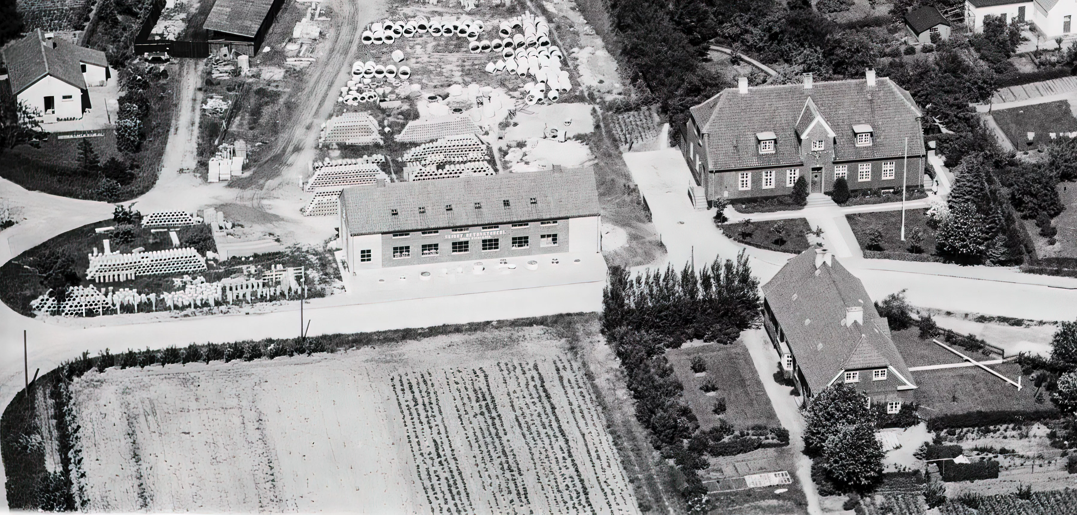 Billede af Skibby Station med Skibby Betonstøberi over over og til venstre, samt Skibby posthus lige oven for. Billede af Skibby Station med Skibby Betonstøberi over over og til venstre, samt Skibby posthus lige oven for.