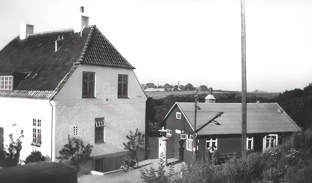 Billede af Skovlunde Billetsalgssted (midlertidige) - den hvide villa til venstre, blev kaldt "Wimbledon" og var tjenestebolig for stationsforstanderen. Billede af Skovlunde Billetsalgssted (midlertidige) - den hvide villa til venstre, blev kaldt "Wimbledon" og var tjenestebolig for stationsforstanderen.