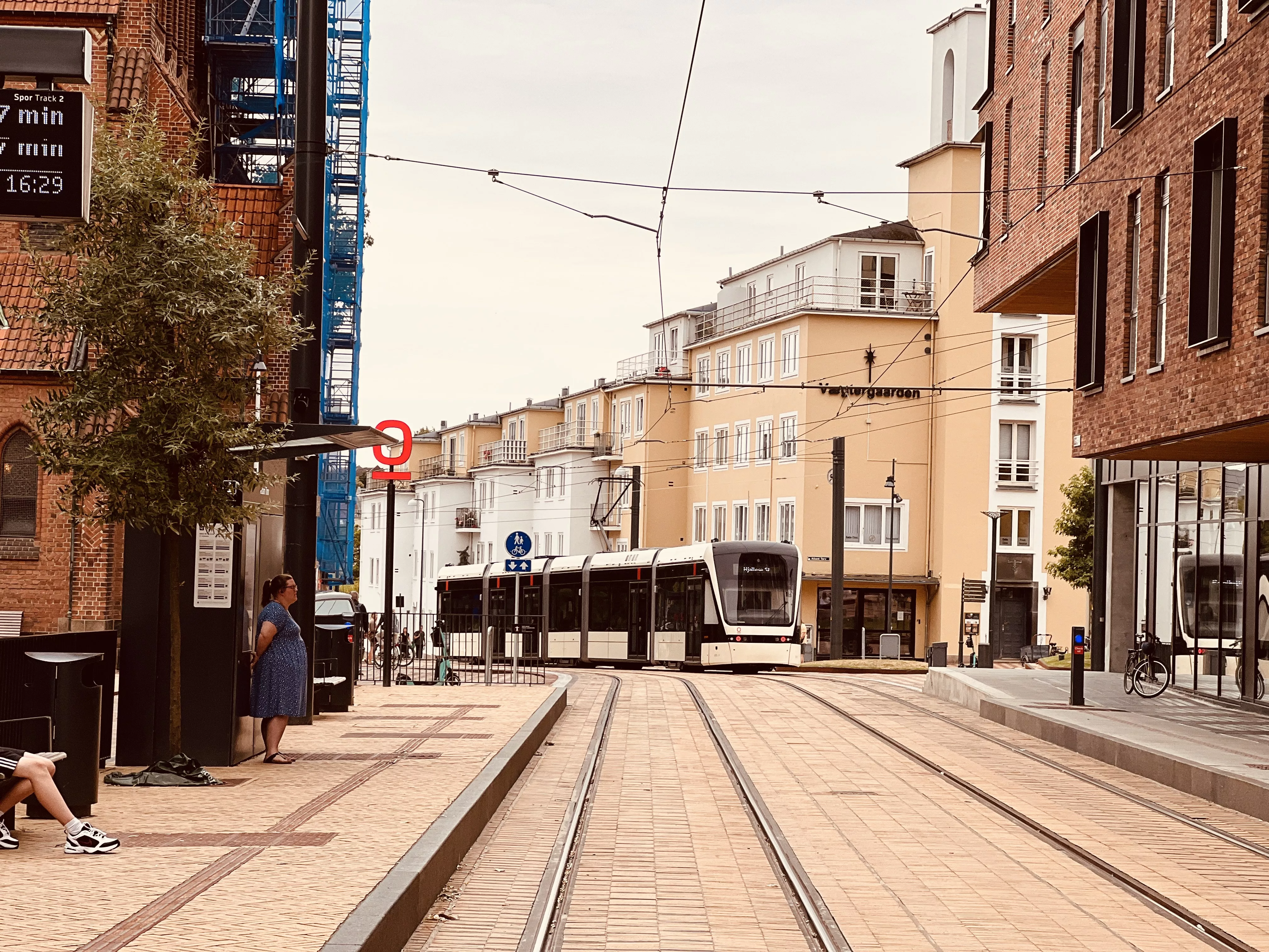 Billede af letbanetog ud for Albani Torv Letbanestation.